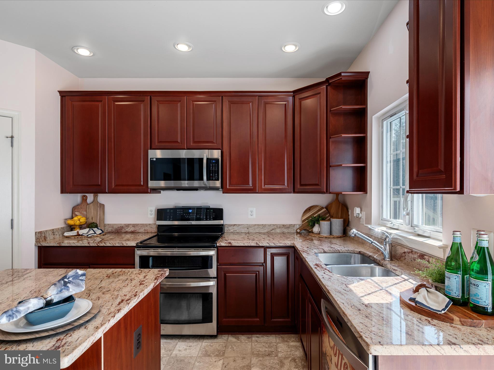 LAKE POINT ROUND HILL - Residential