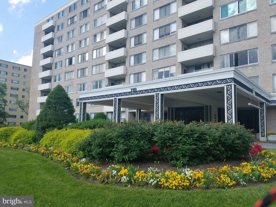 Rarely available 1 bedroom 1.5 bath condo ready for immediate occupancy in full service building.  Entrance foyer, primary bedroom with en suite bathroom, washer/dryer combo in unit, beautiful view.