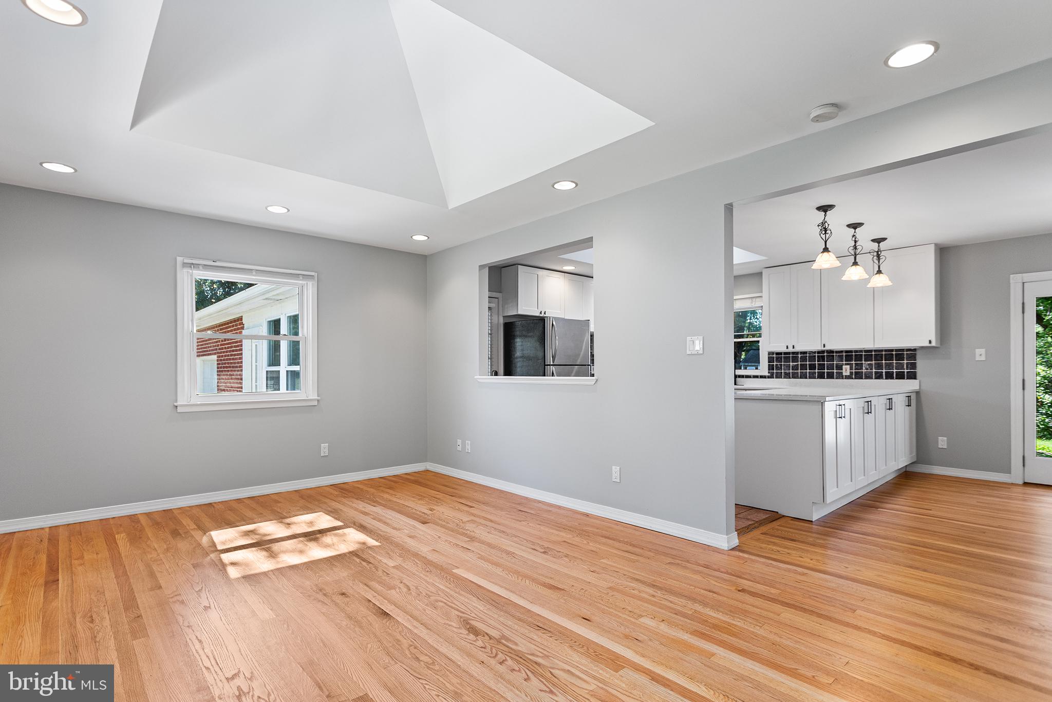 2527 VETERANS DRIVE