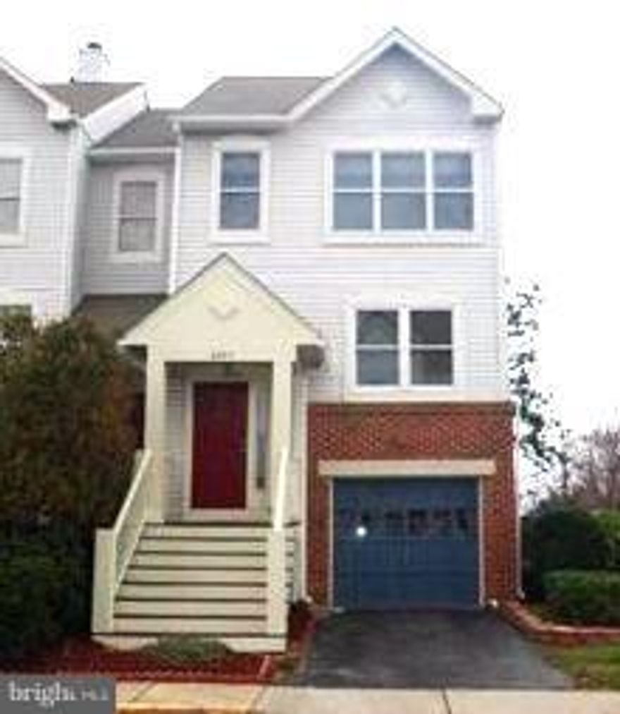 LOVELY 1-CAR GARAGE END UNIT TOWN-HOME. EAT-IN KITCHEN FEATURES GRANITE COUNTERS. HARDWOOD FLOORS, NEW APPLIANCES, UPPER LEVEL & FOYER. PLENITY OF NATURAL LIGHT. LIVING ROOM UPDATED WITH LED LIGHTS. LARGE MASTER BR W/ VALUTED CEILING. FAMILY ROOM W/ CERAMIC TITLE FLOOR. FENCED BRICK PATIO W/ BUILT-IN BRICK BBQ. UPDTAED BATHS W/ CERAMIC TITLE FLOORS. SUPER LOCATION.