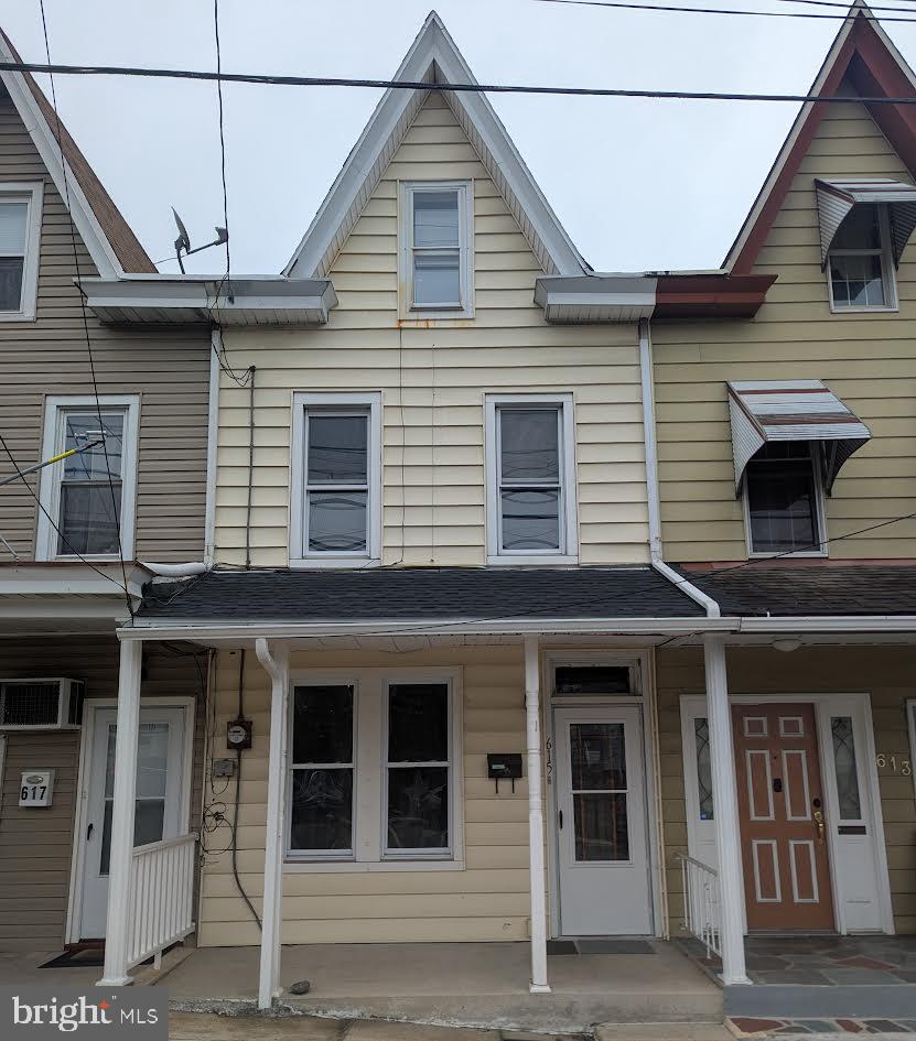 make this home shine again with a little tlc. Priced to sell fast.