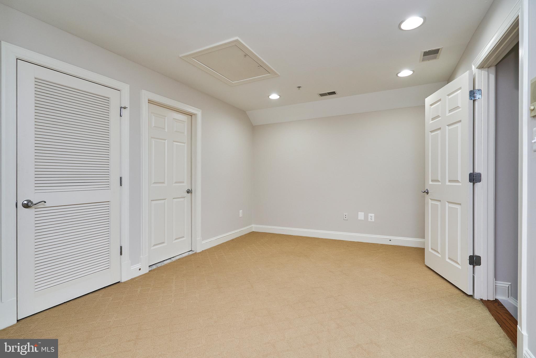 MCLEAN CREST - Residential Lease