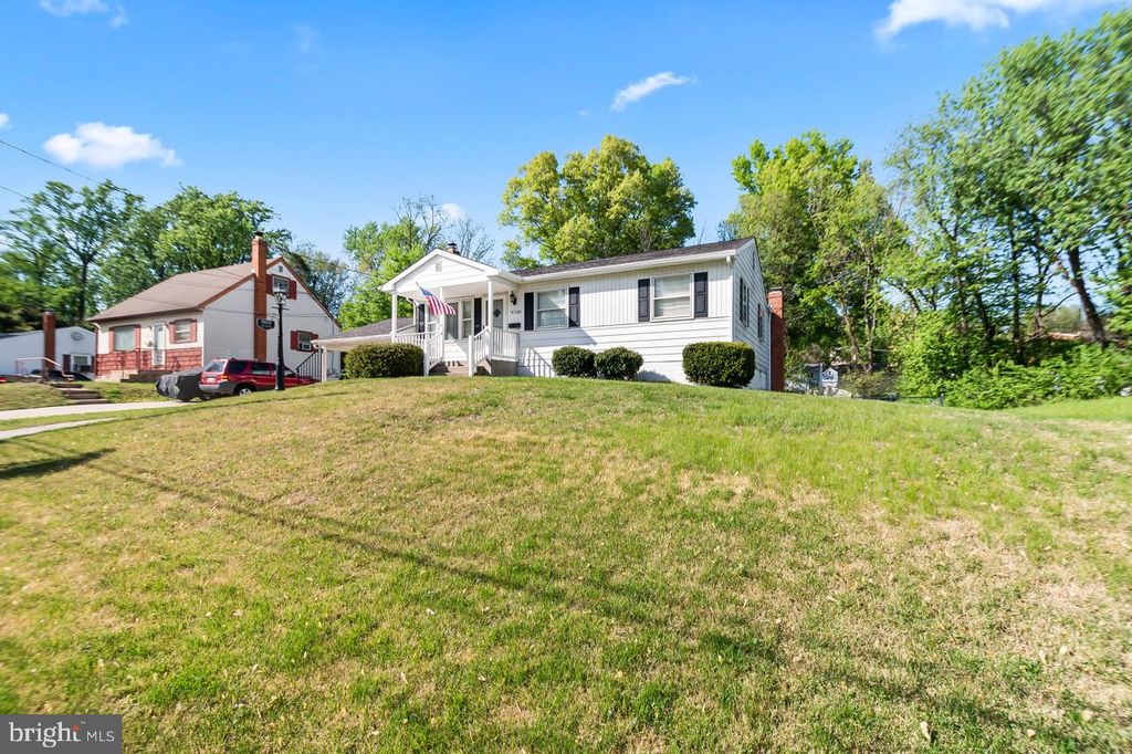 Photo of 14128 Randall Drive, WOODBRIDGE, VA 22191 (MLS # VAPW2116494)