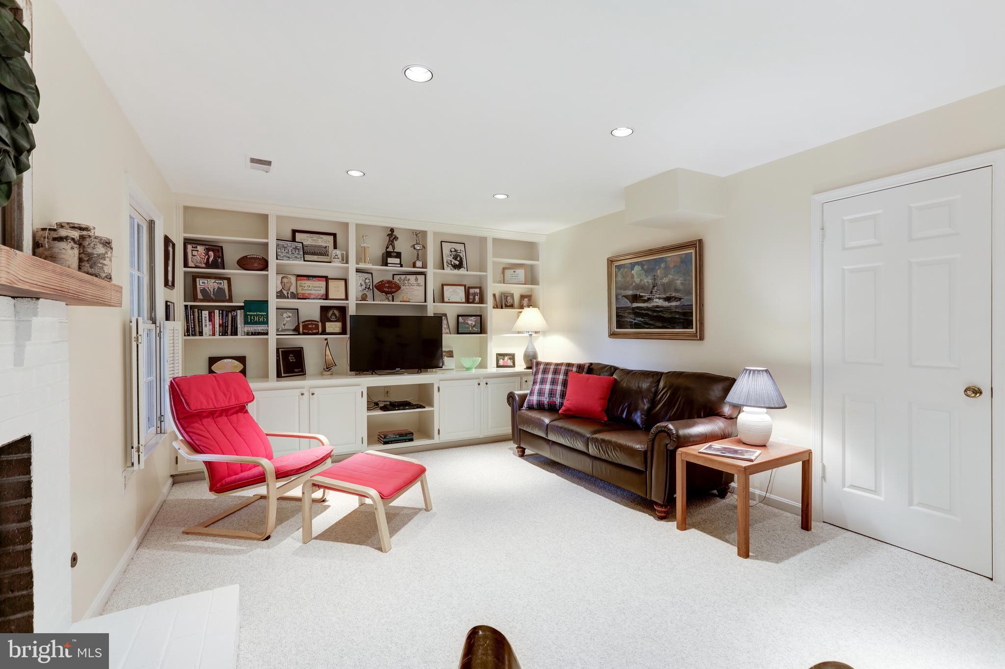 WILLIAMSBURG POND - Residential