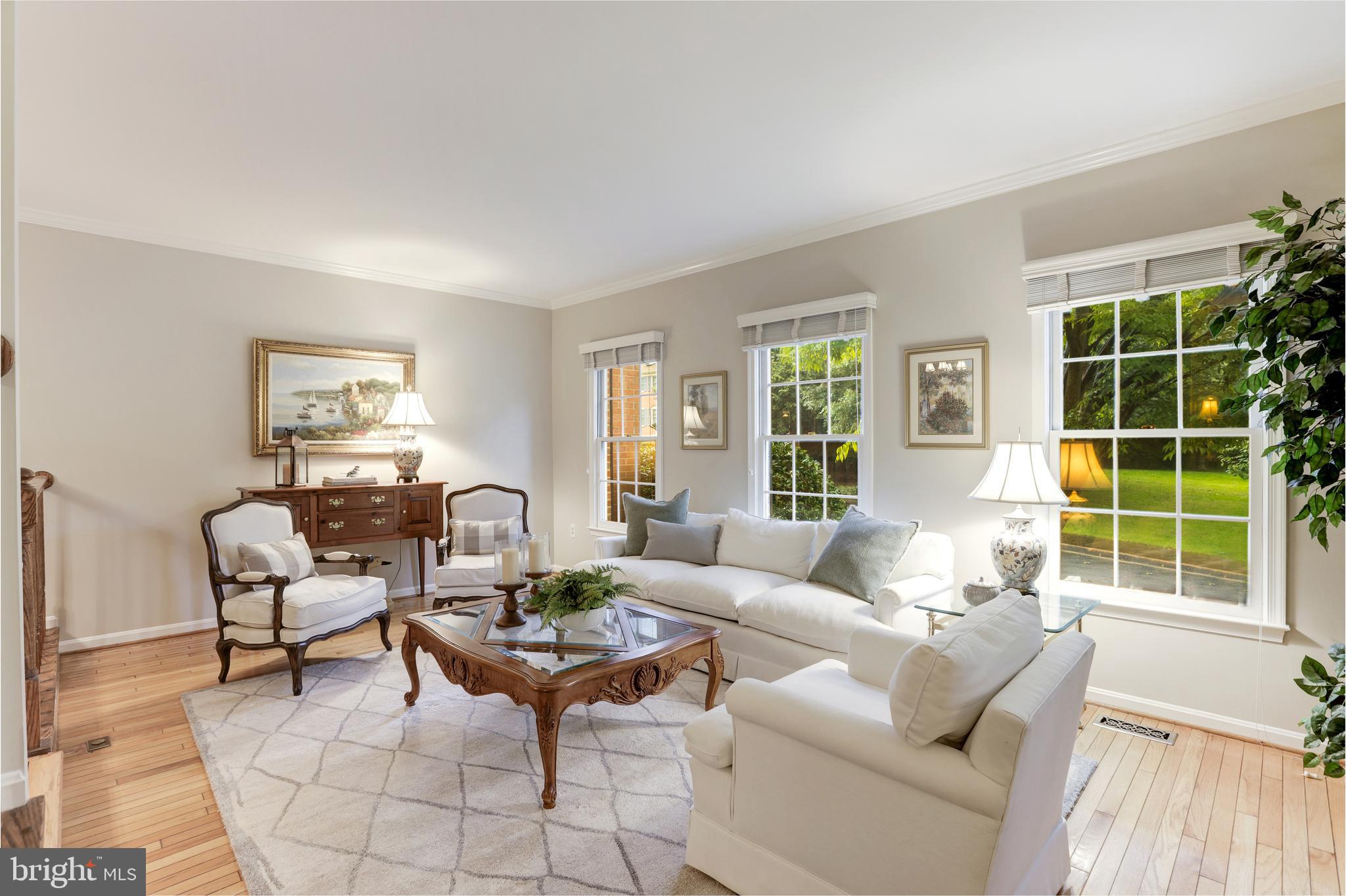 WILLIAMSBURG POND - Residential