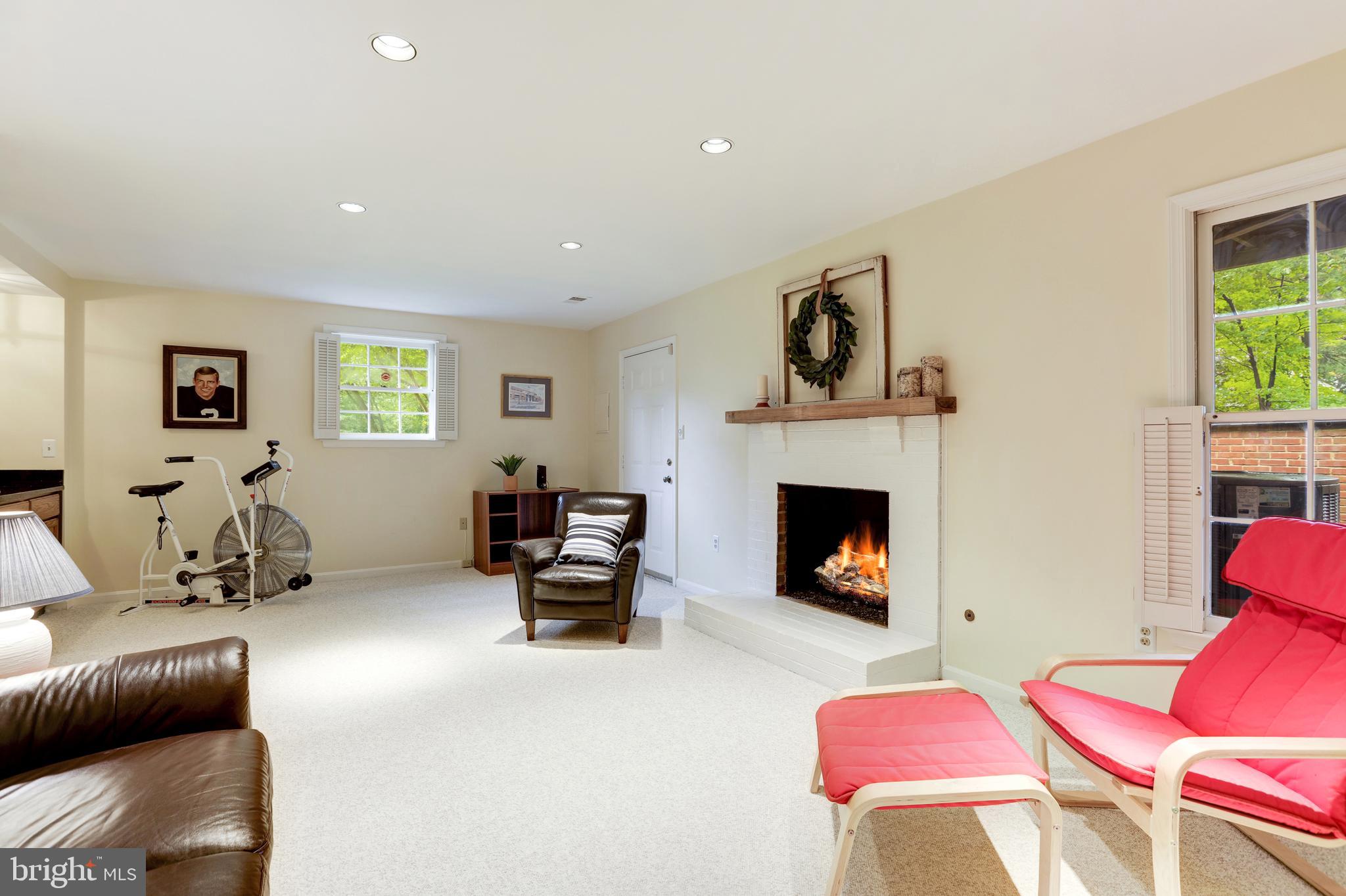 WILLIAMSBURG POND - Residential