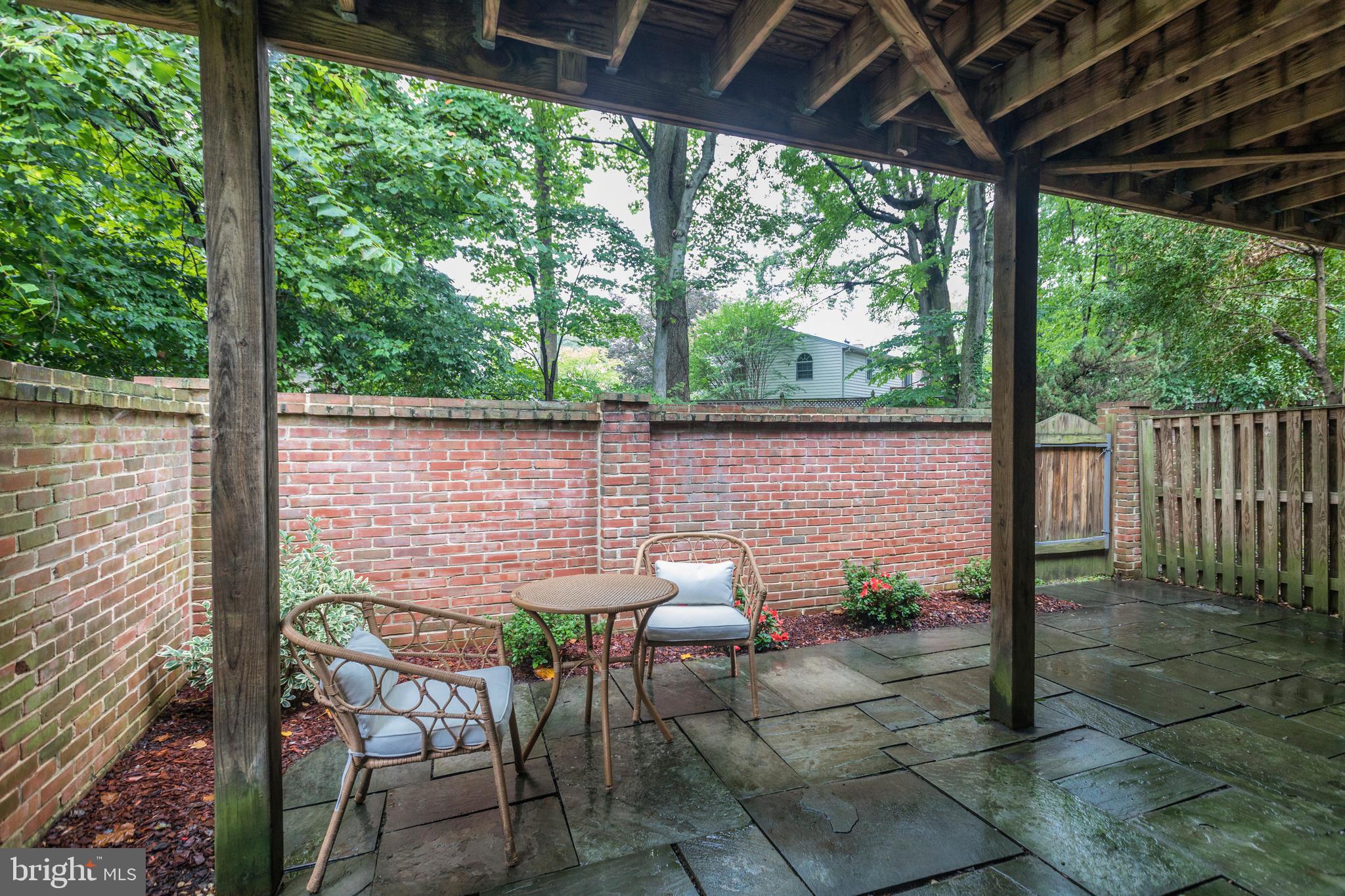 WILLIAMSBURG POND - Residential