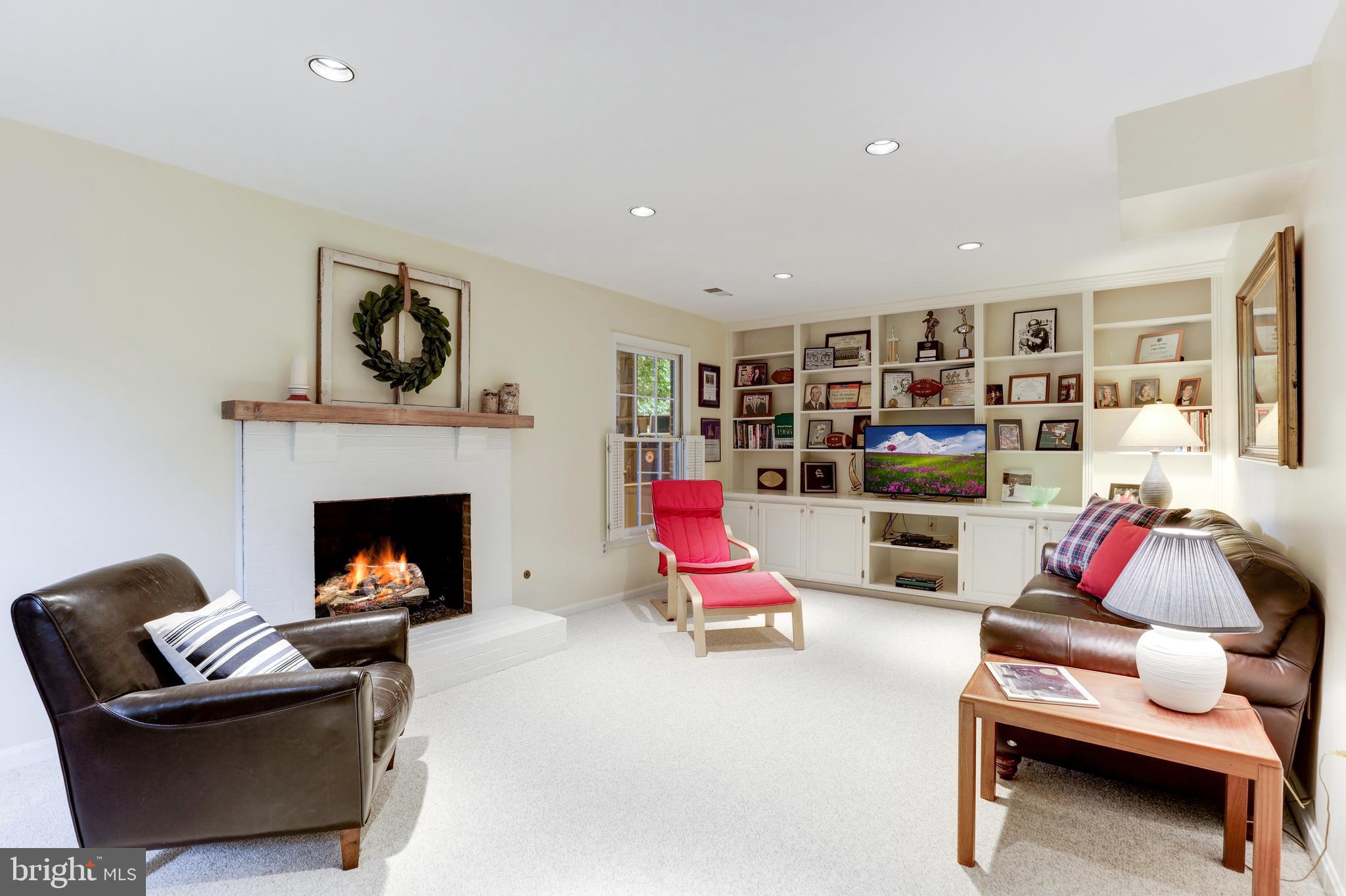 WILLIAMSBURG POND - Residential