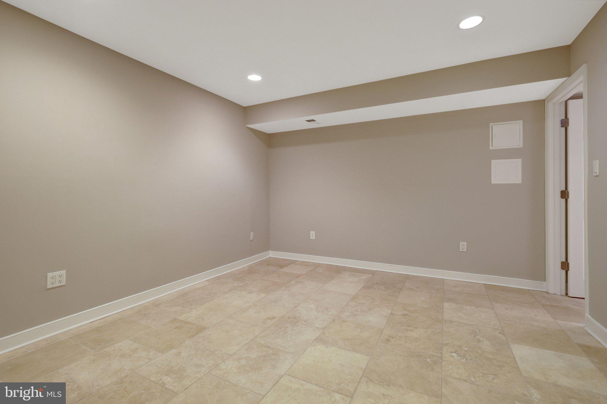 HOLLY KNOLL - Residential