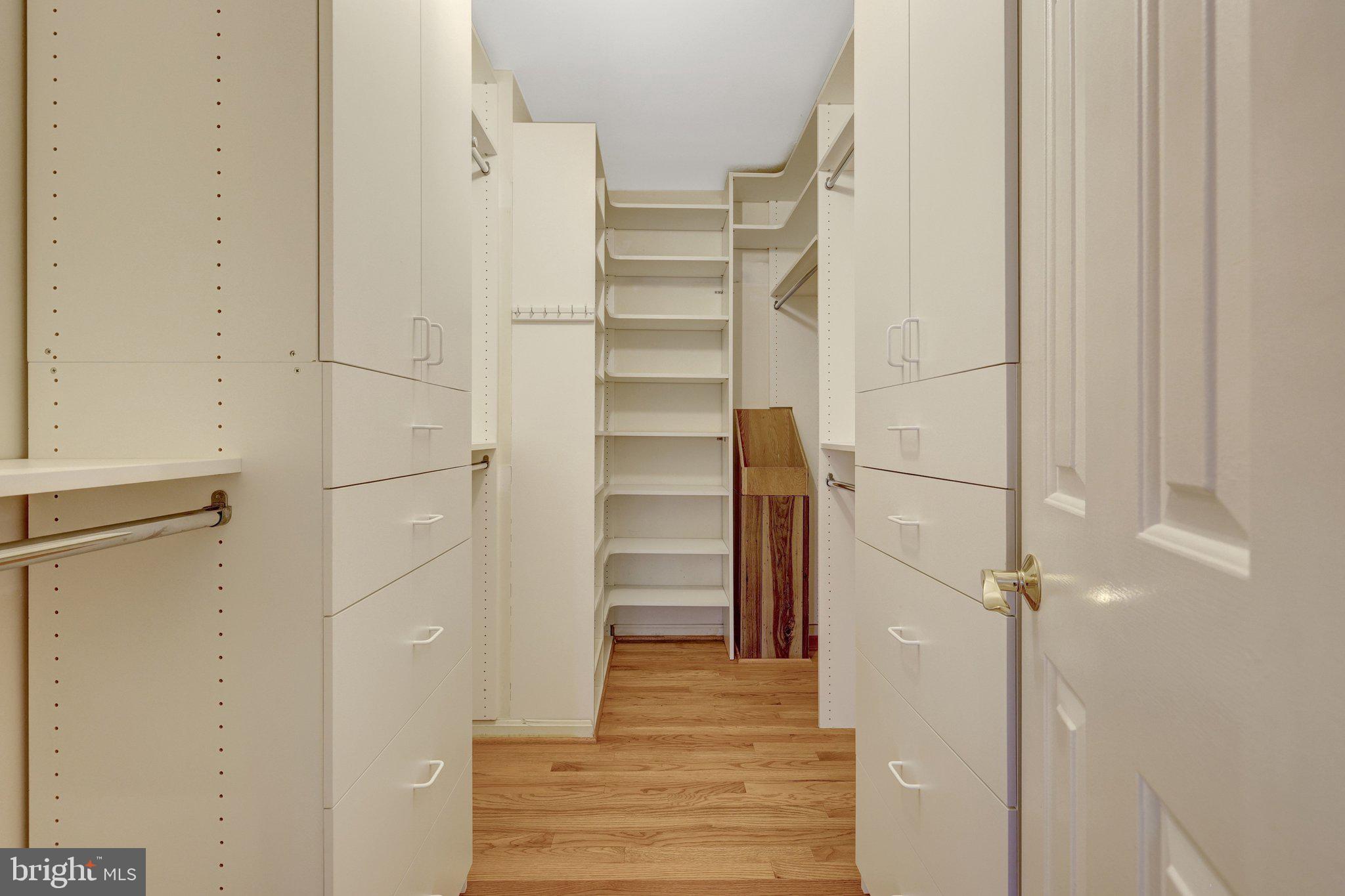 HOLLY KNOLL - Residential