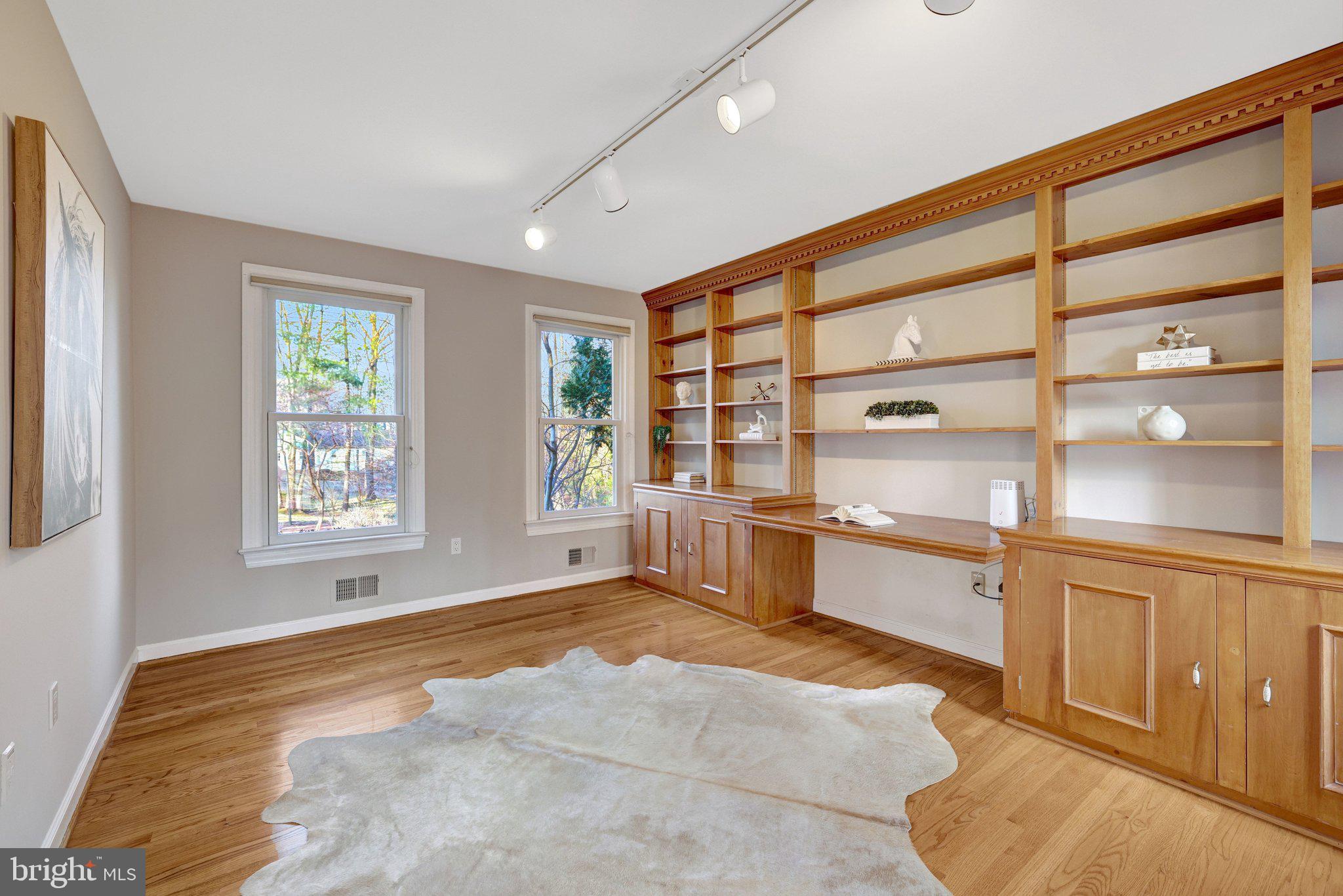 HOLLY KNOLL - Residential