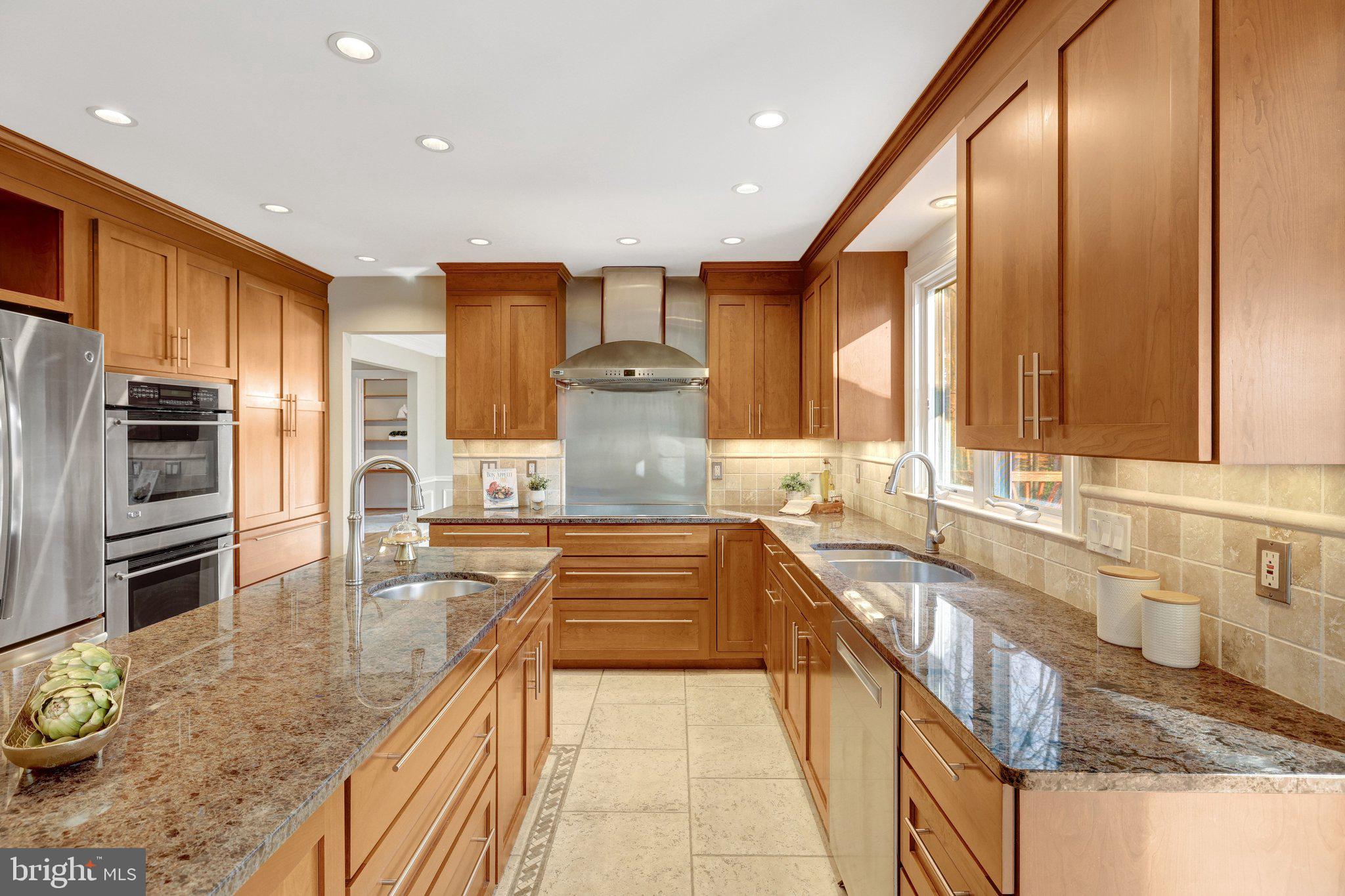 HOLLY KNOLL - Residential