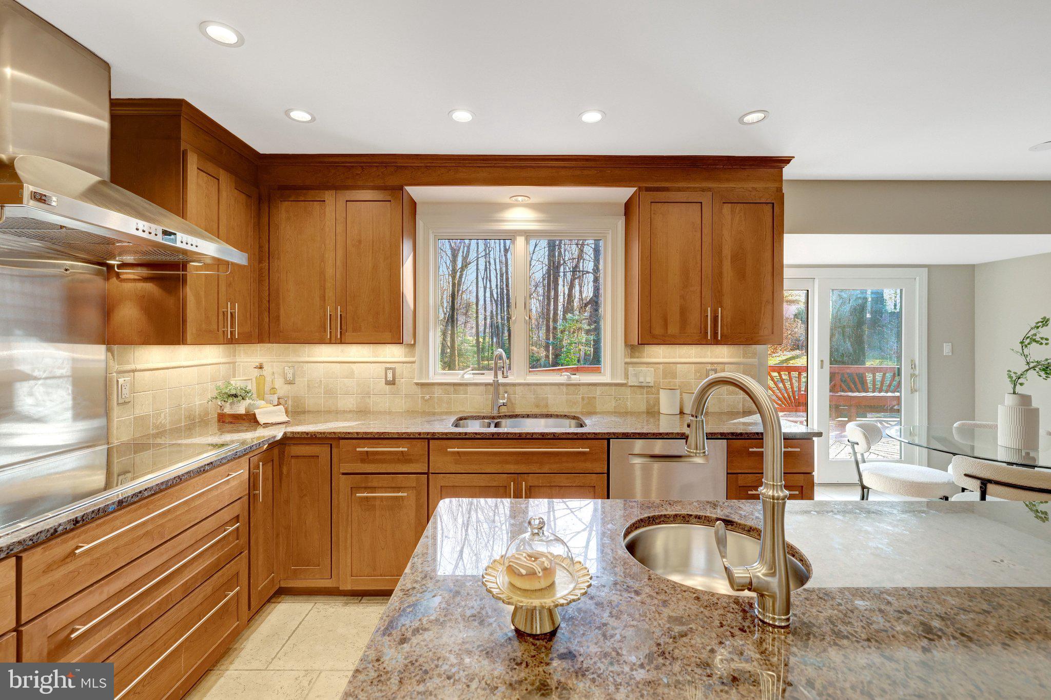 HOLLY KNOLL - Residential