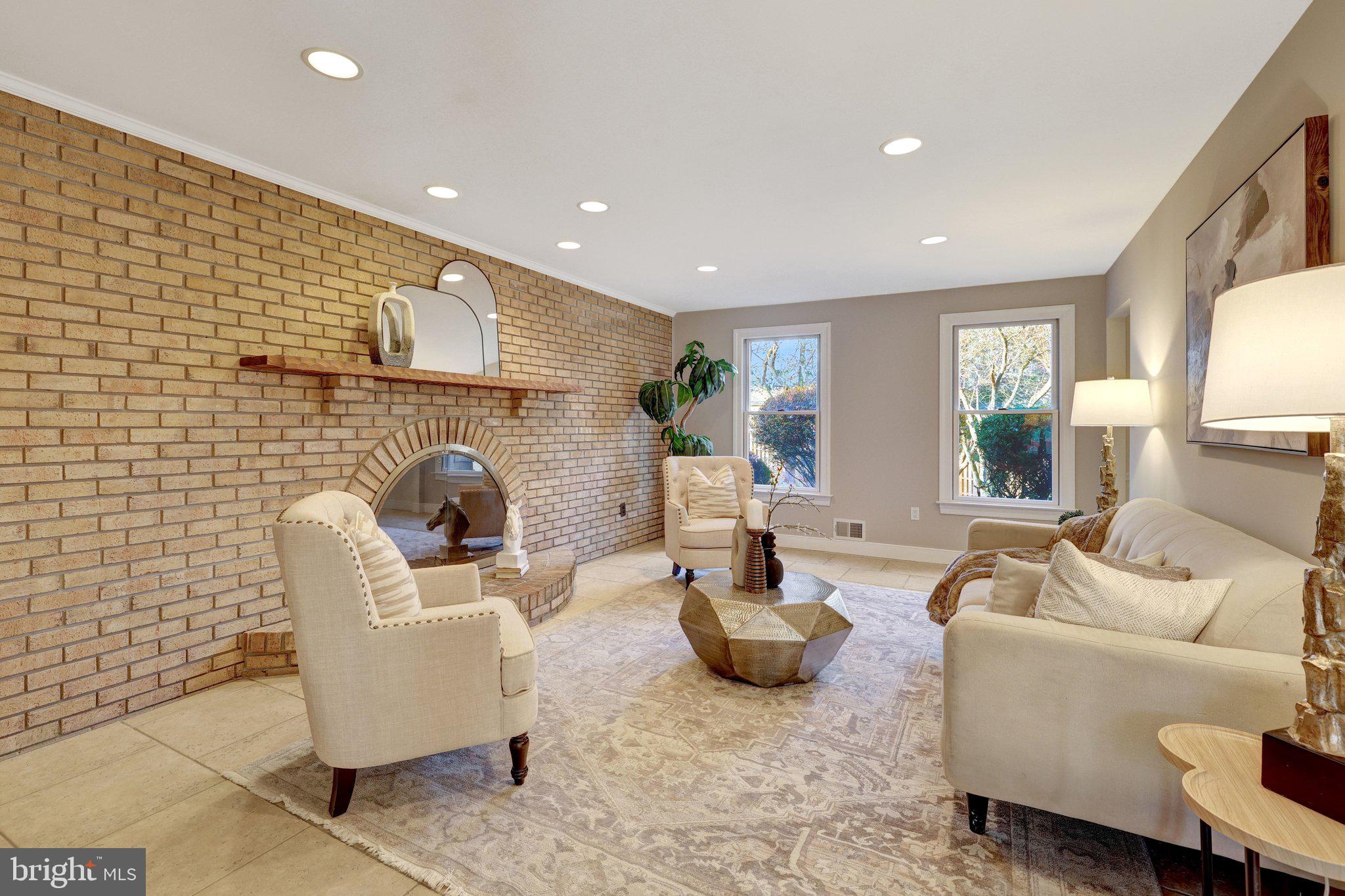 HOLLY KNOLL - Residential