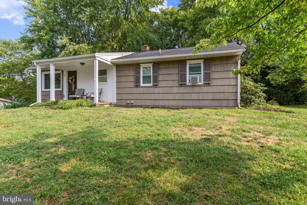 Photo of 940 Cardinal Road, Lancaster, PA 17601 (MLS # PALA2054952)
