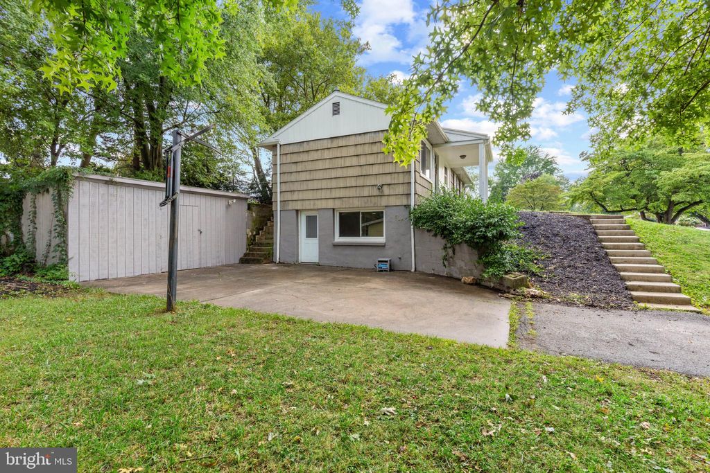 Photo of 940 Cardinal Road, Lancaster, PA 17601 (MLS # PALA2054952)