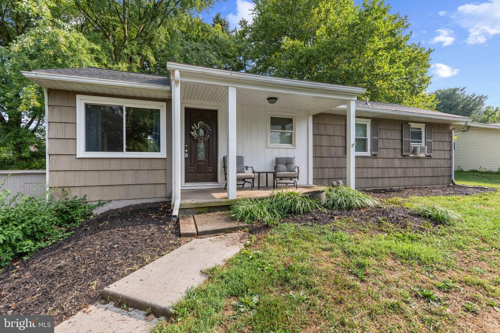 Photo of 940 Cardinal Road, Lancaster, PA 17601 (MLS # PALA2054952)