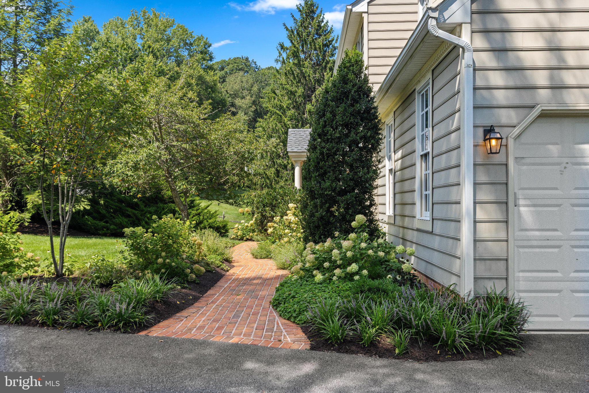 16011 BACONSFIELD LANE