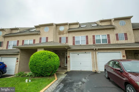 218 Parkview Drive, Souderton, PA MLS: PAMC2138036