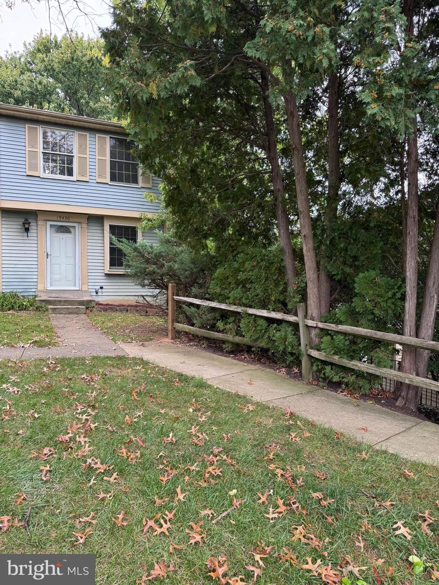 This sun-filled, bright, and well-kept end-unit townhouse is located in the highly desirable Middlebrook Commons. The charming home features three levels, offering 2 bedrooms and 2 bathrooms, with elegant crown molding and a cozy breakfast bar in the kitchen. Step out onto the spacious deck from the main level, complete with stairs leading down to a fenced backyard with a storage shed. The finished walk-out basement provides additional living space. Excellent location!