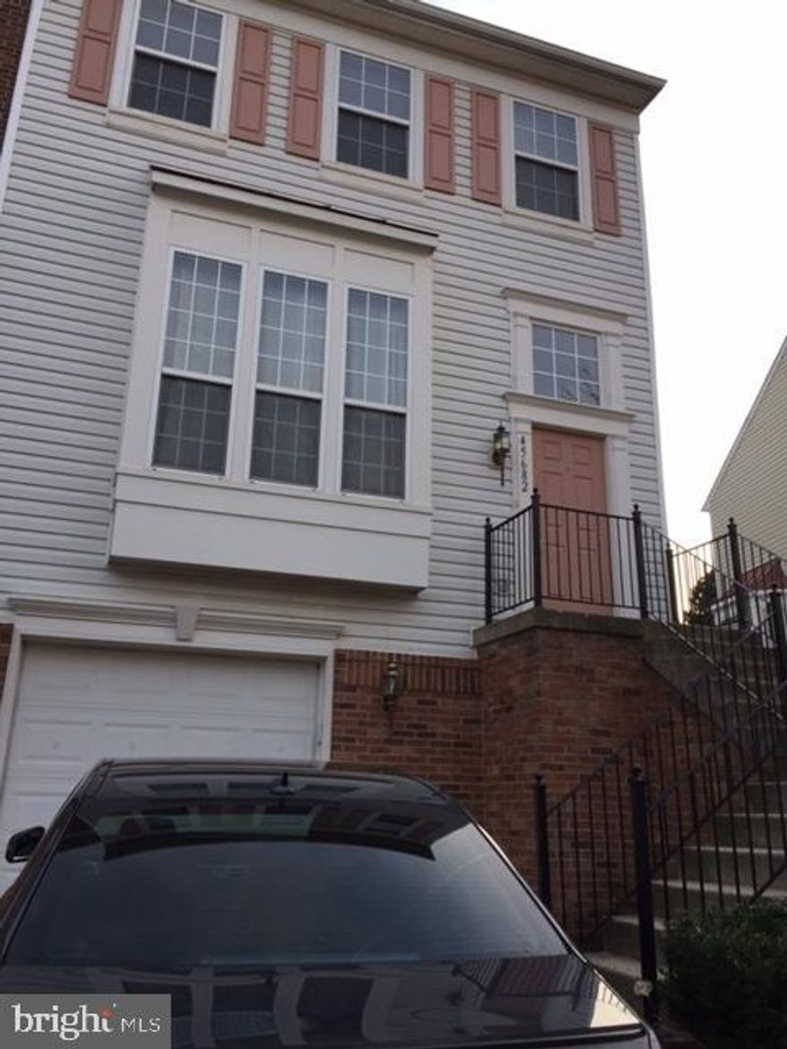 BEAUTIFUL END UNIT!GREAT LOCATION! GREAT FLOOR PLAN!  BRIGHT KITCHEN WITH BREAKFAST  AND FAMILY ROOM COMBO,DECK,PATIO,HARDWOOD ON FIRST TWO LEVELS,MASTER BEDROOM WITH VAULTED CEILING, WALK IN CLOSET AND FULL BATH,REC ROOM WITH FIRE PLACE, LAUNDRY AND ROUGH IN ON LOWER LEVEL.THANKS FOR SHOWING