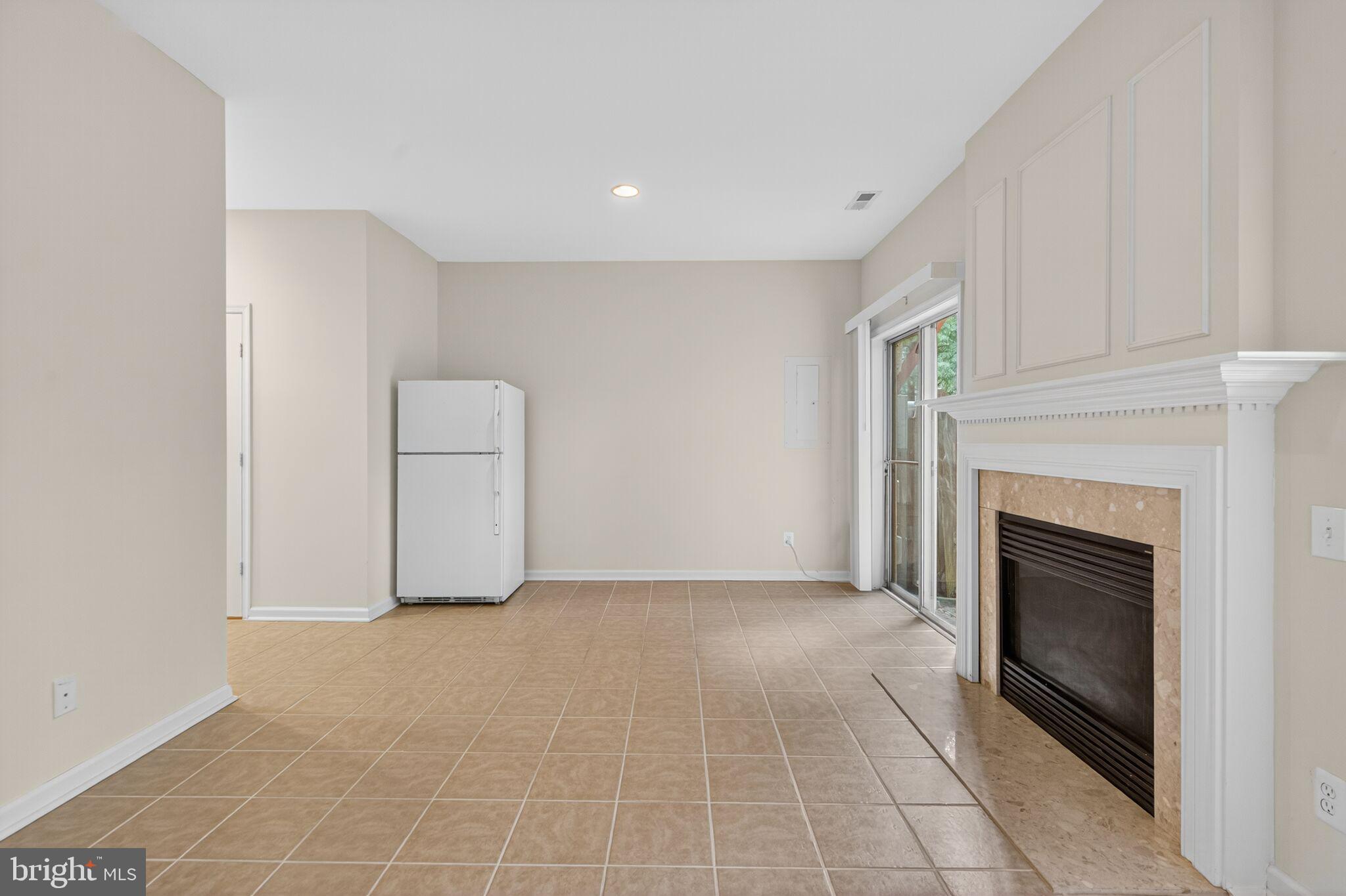 PARKWAY PLAZA - Residential Lease