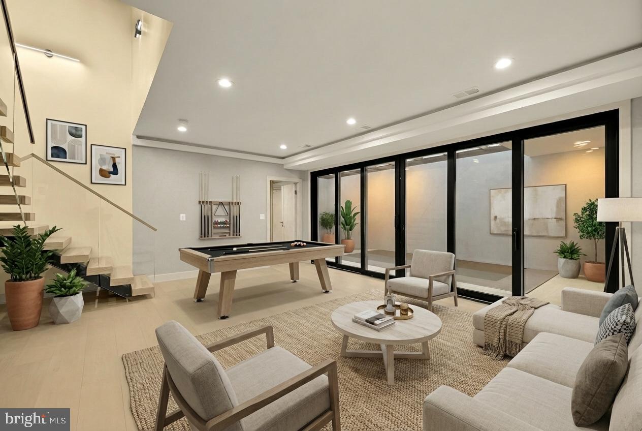 MCLEAN MANOR - Residential