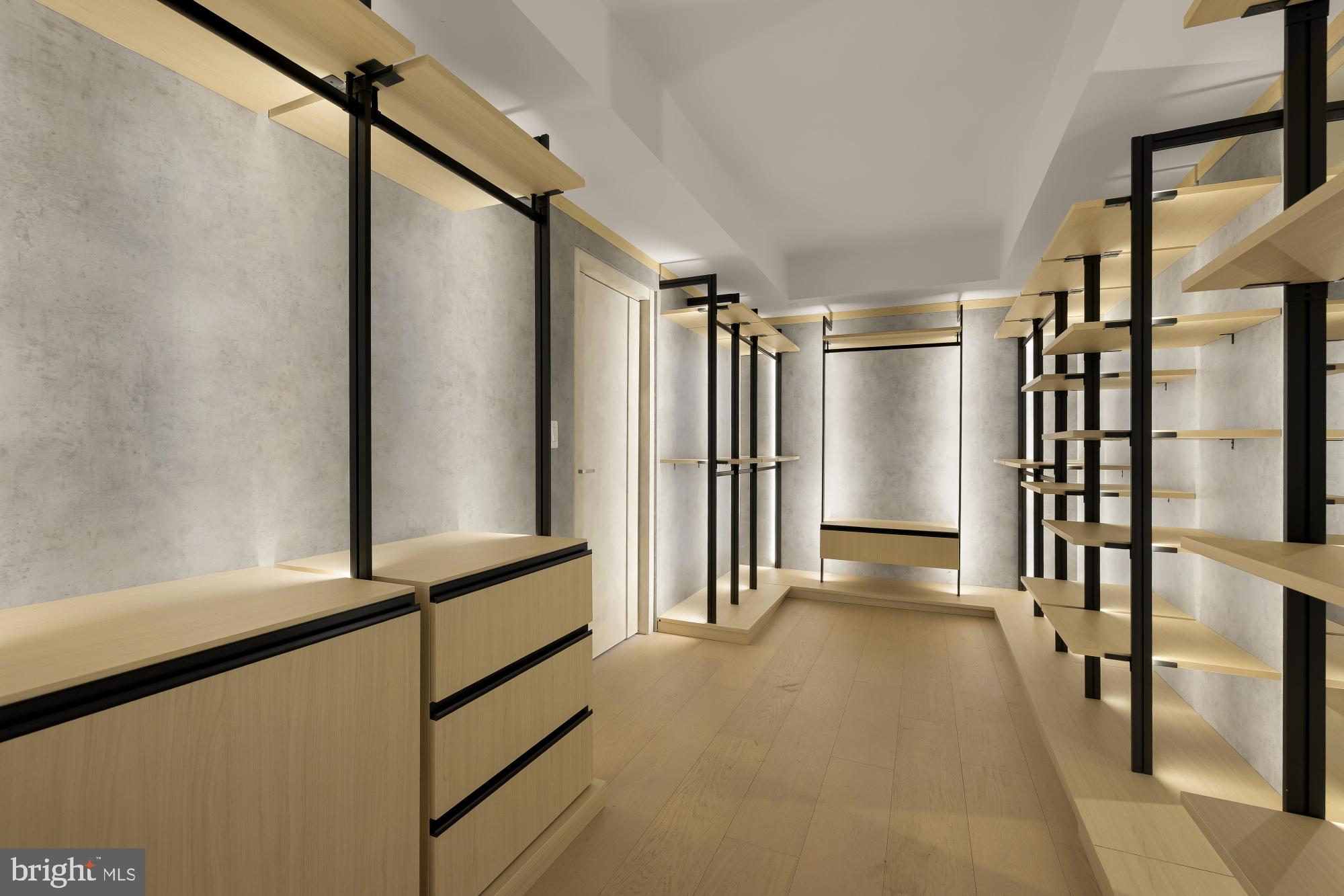 MCLEAN MANOR - Residential