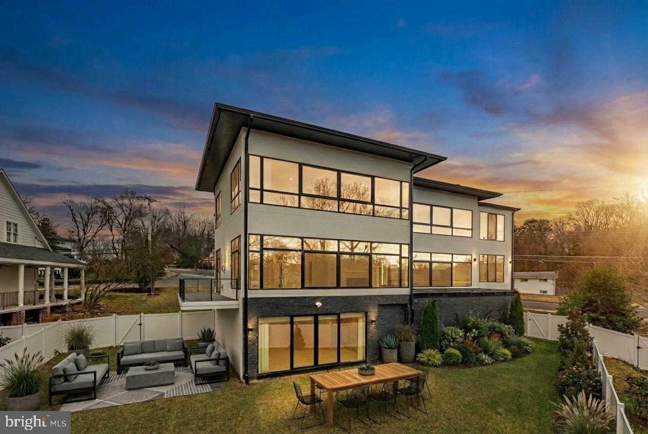 MCLEAN MANOR - Residential