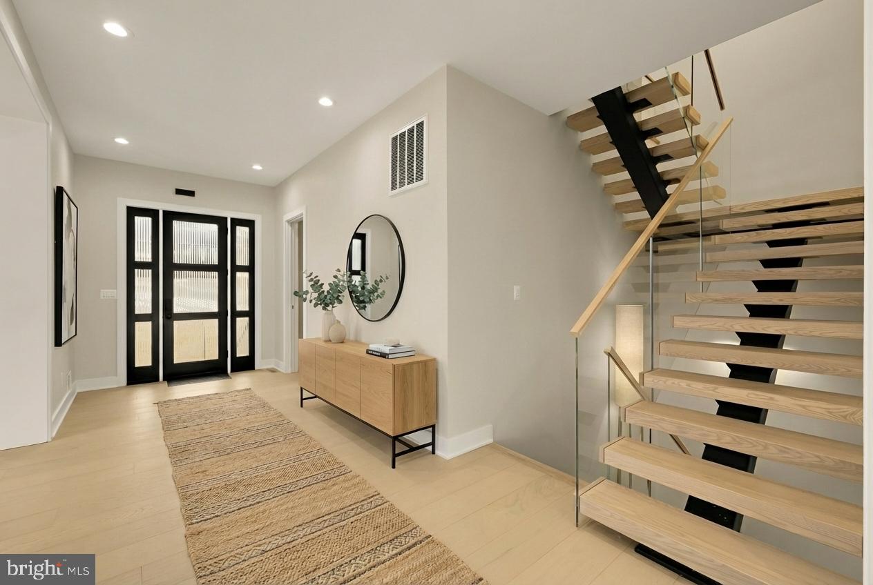 MCLEAN MANOR - Residential