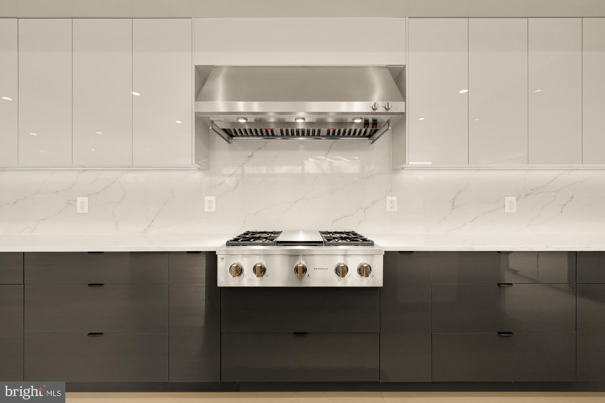 MCLEAN MANOR - Residential