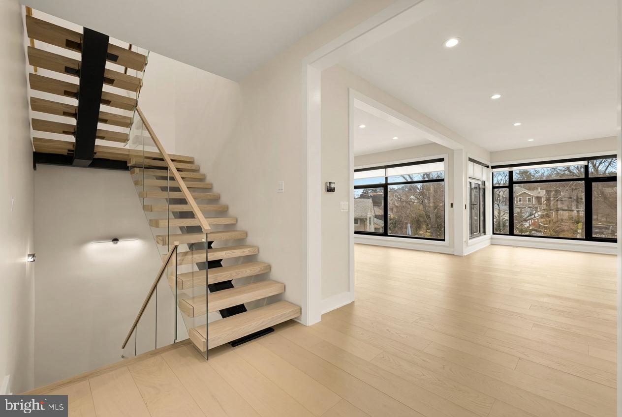 MCLEAN MANOR - Residential