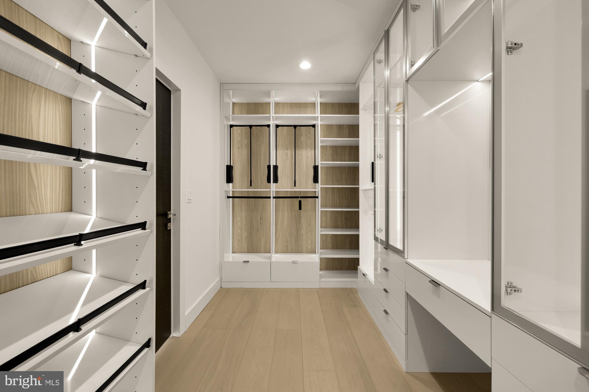 MCLEAN MANOR - Residential