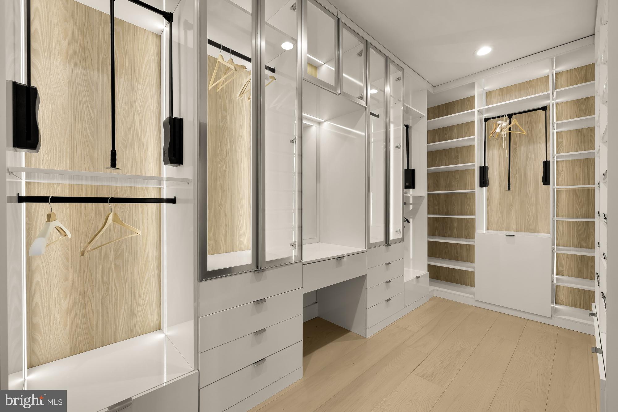 MCLEAN MANOR - Residential