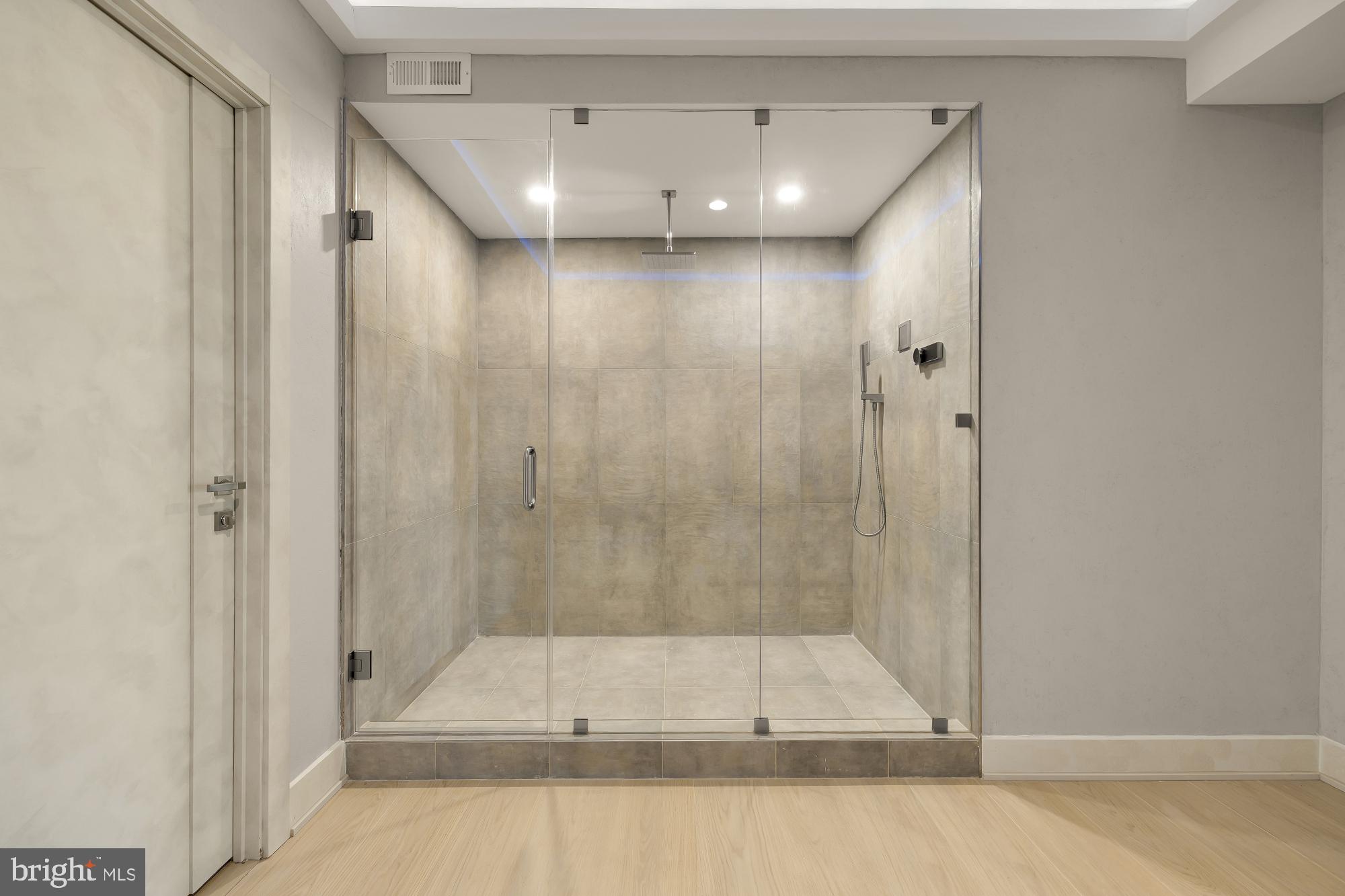 MCLEAN MANOR - Residential