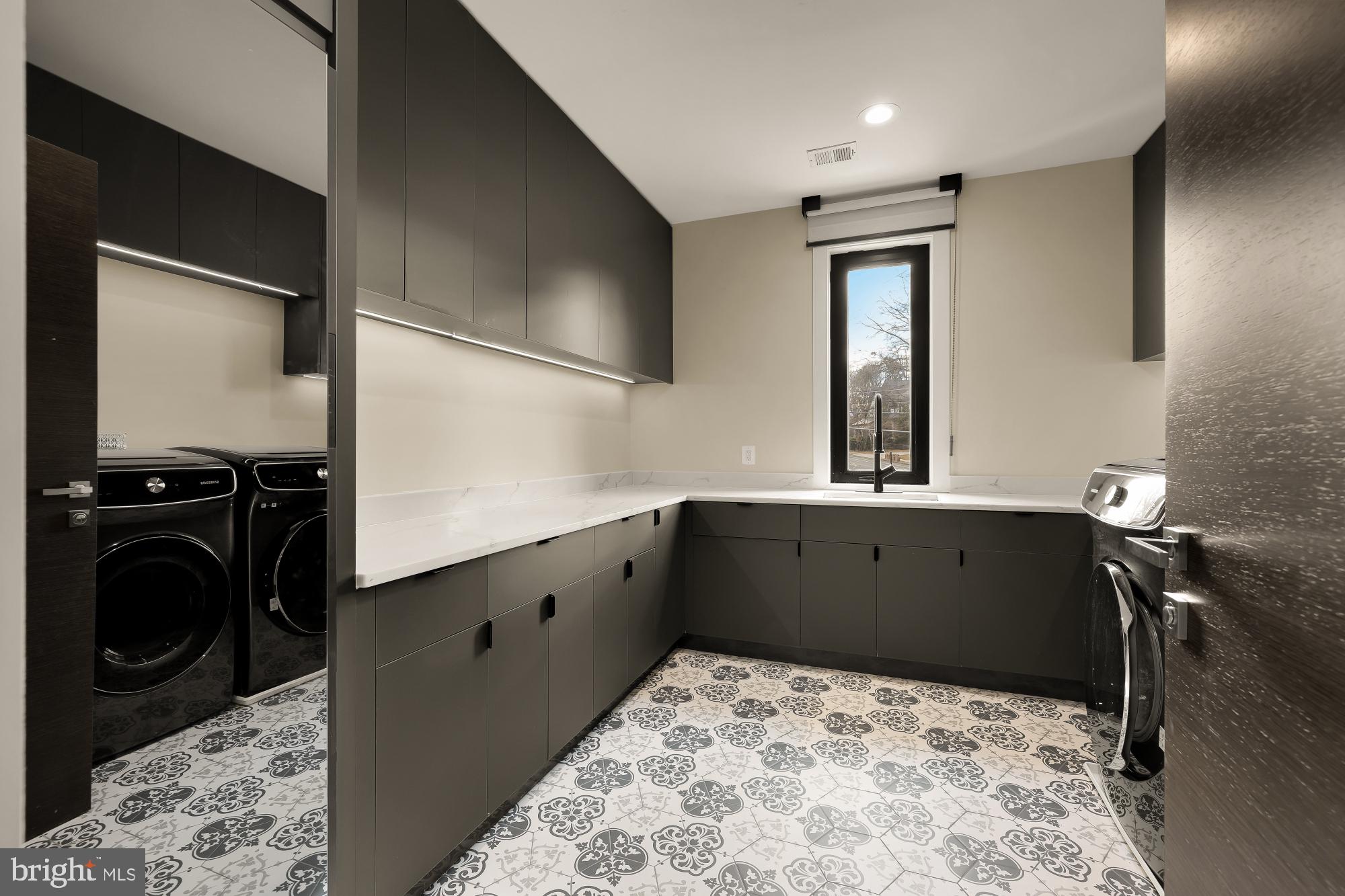 MCLEAN MANOR - Residential