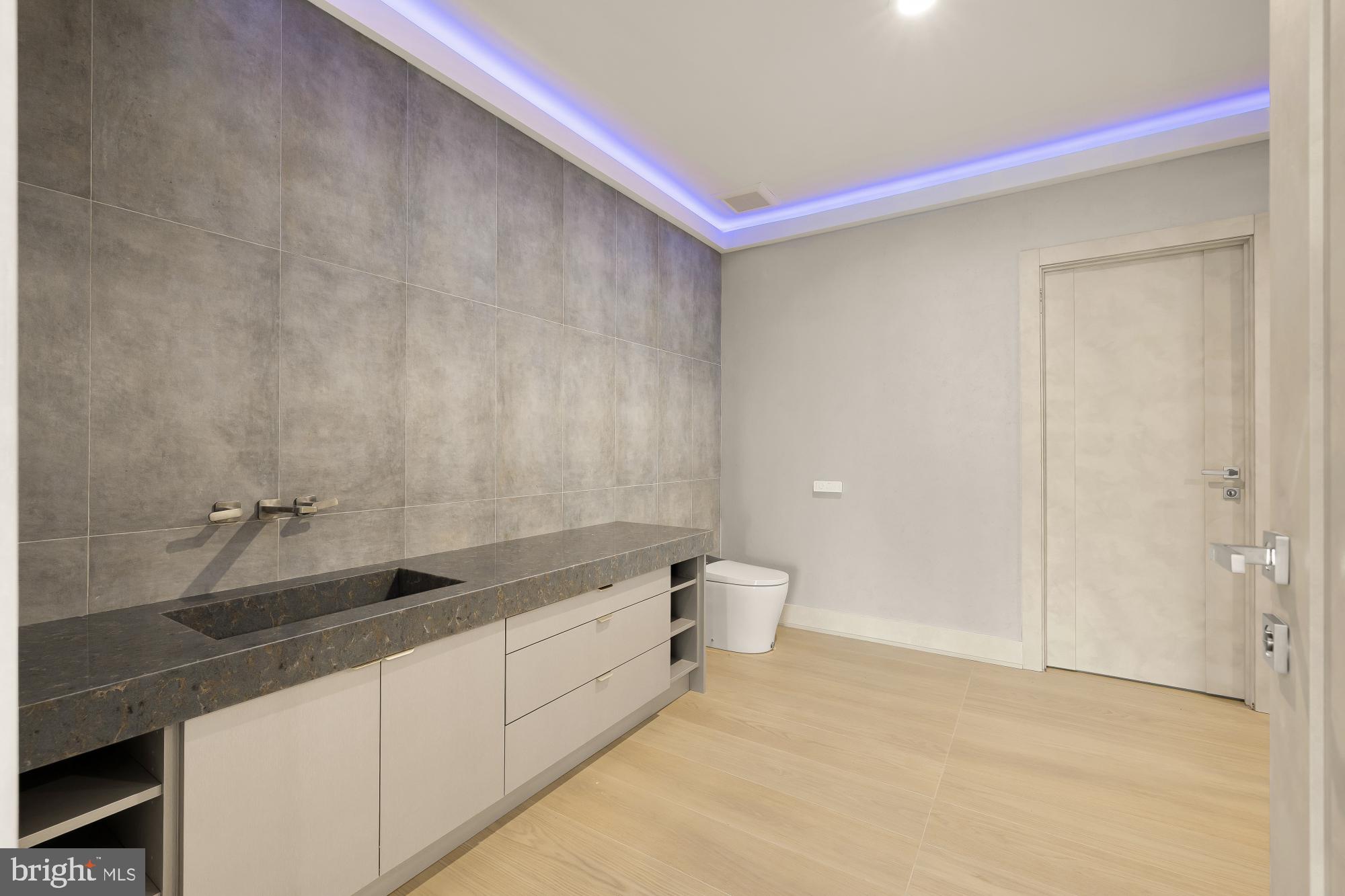 MCLEAN MANOR - Residential