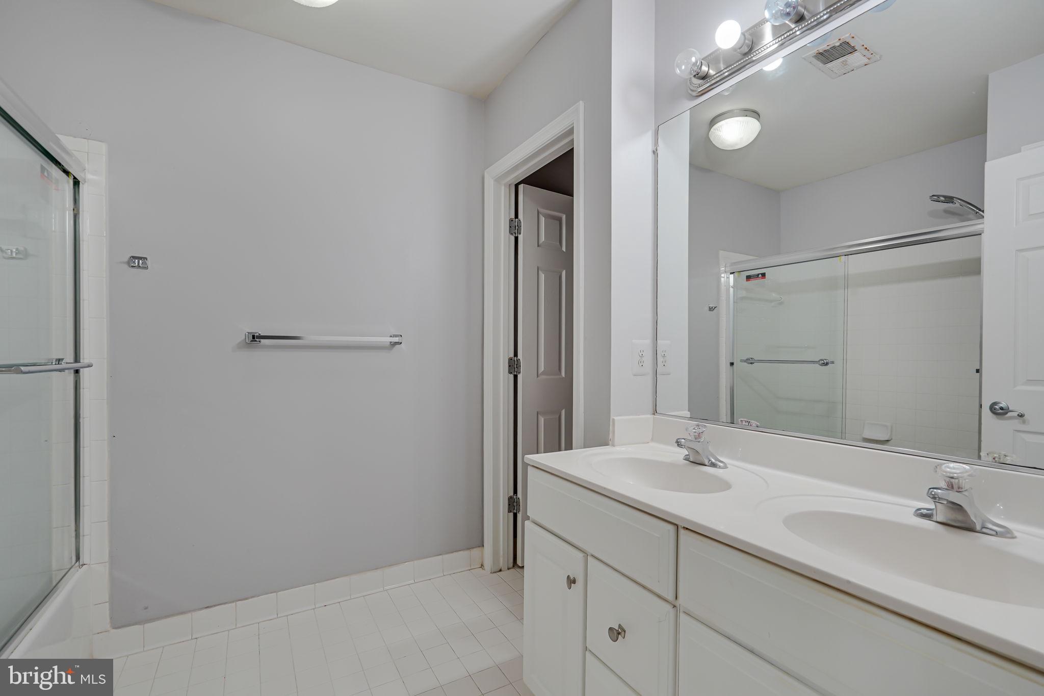 THE COMMONS ON WILLIAM SQUARE - Residential