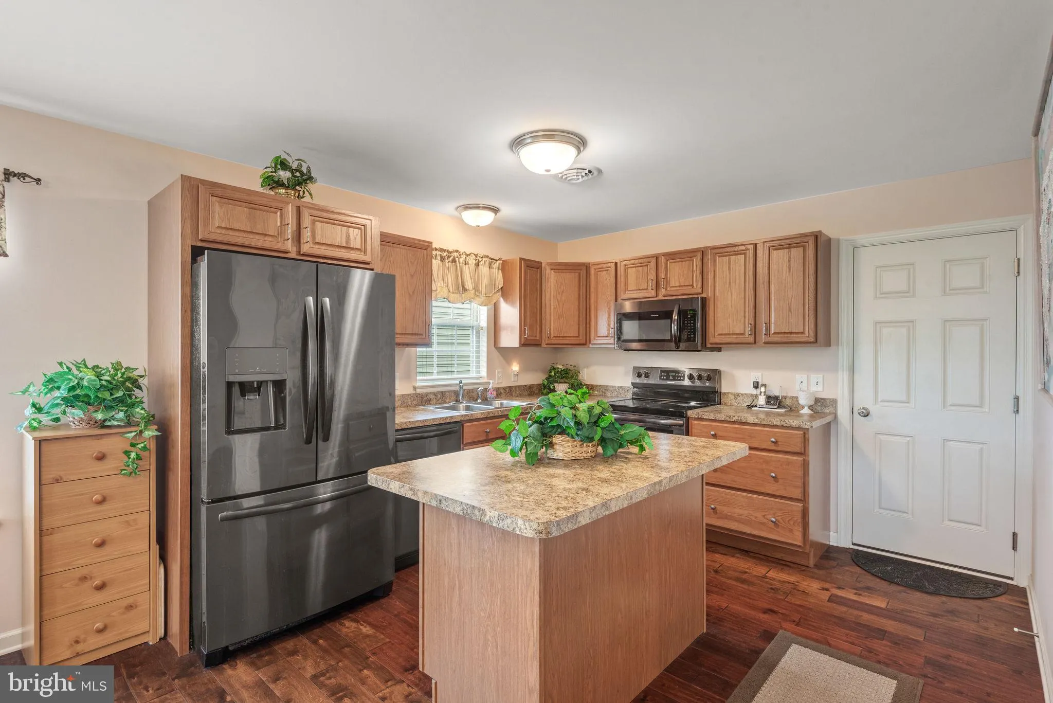 Lancaster, Pennsylvania 17603, United States, 3 Bedrooms Bedrooms, ,3 BathroomsBathrooms,Residential,Pending,143129