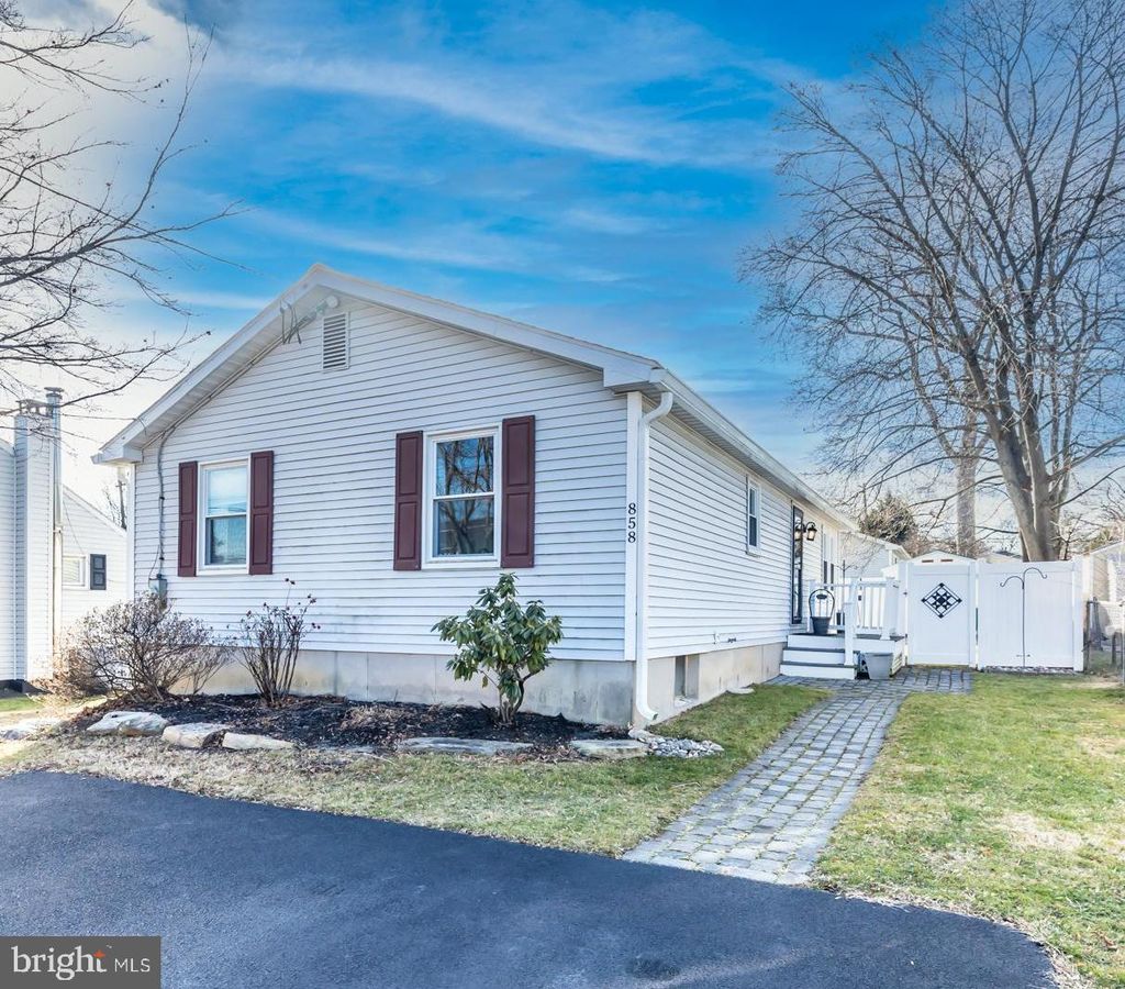 Photo of 858 Avenue E #E, LANGHORNE, PA 19047 (MLS # PABU2112082)