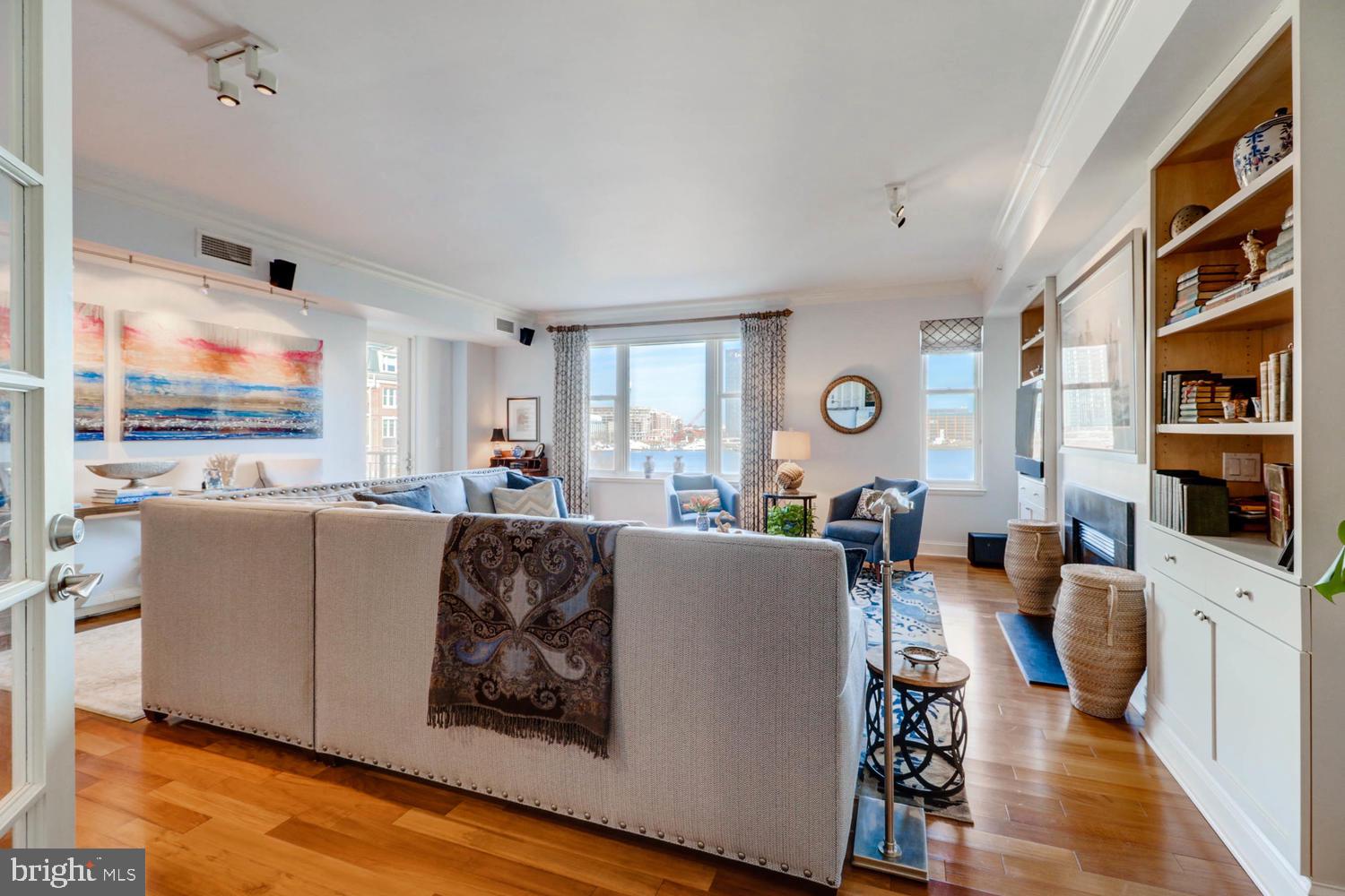 THE RITZ-CARLTON RESIDENCES - Residential