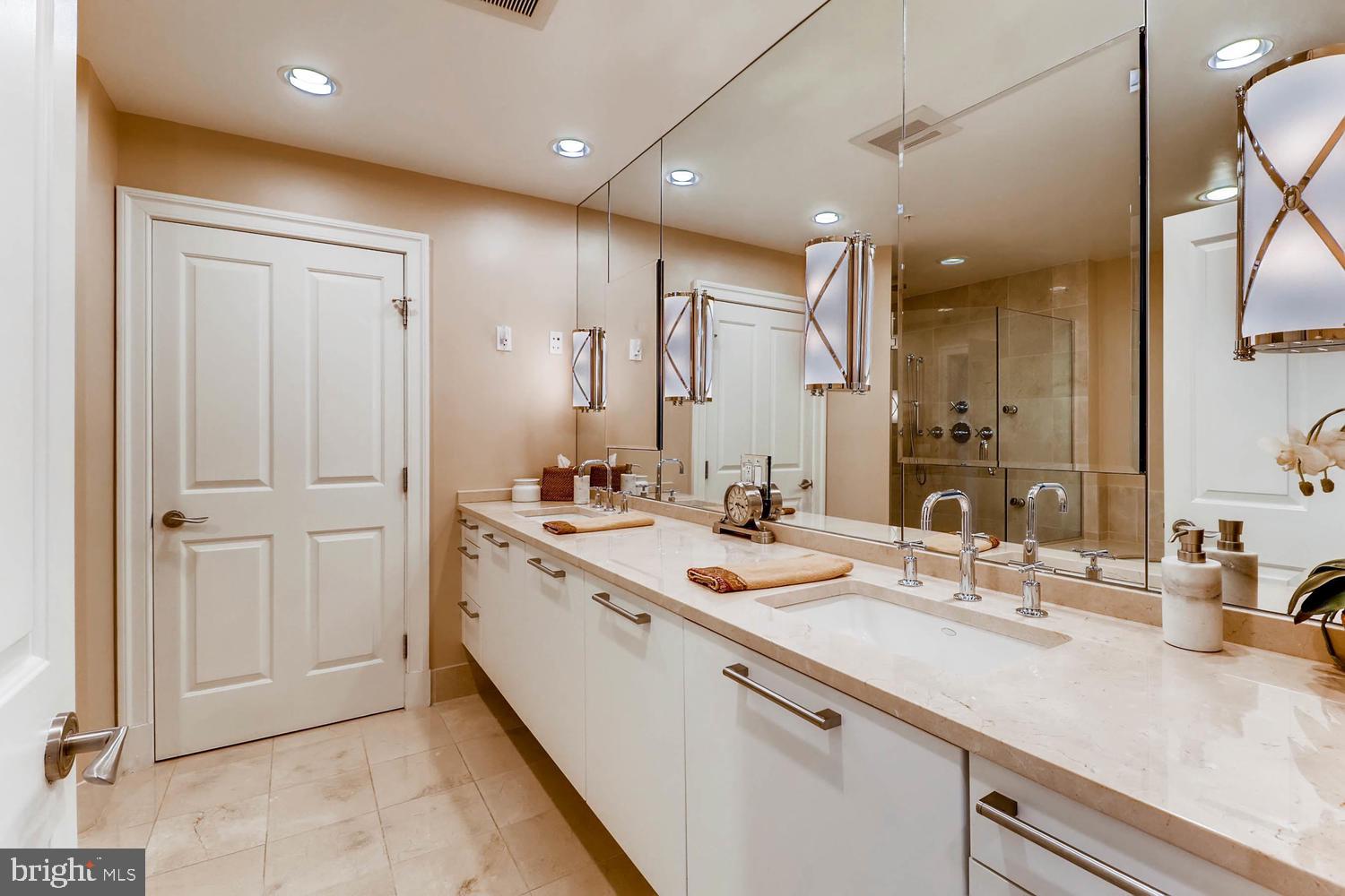 THE RITZ-CARLTON RESIDENCES - Residential