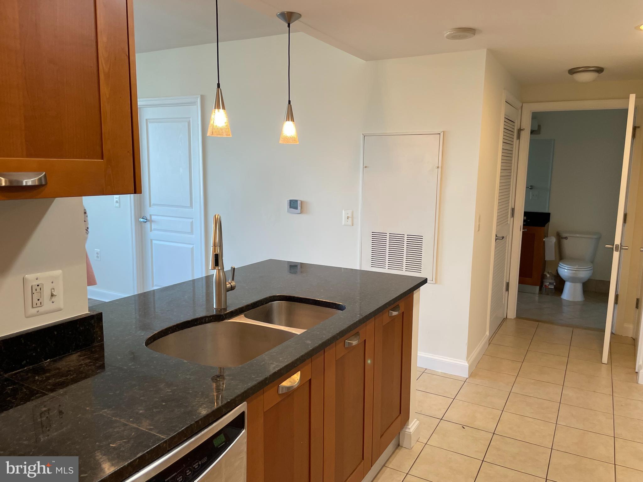 MIDTOWN ALEXANDRIA STATION CONDOMINIUM - Residential Lease