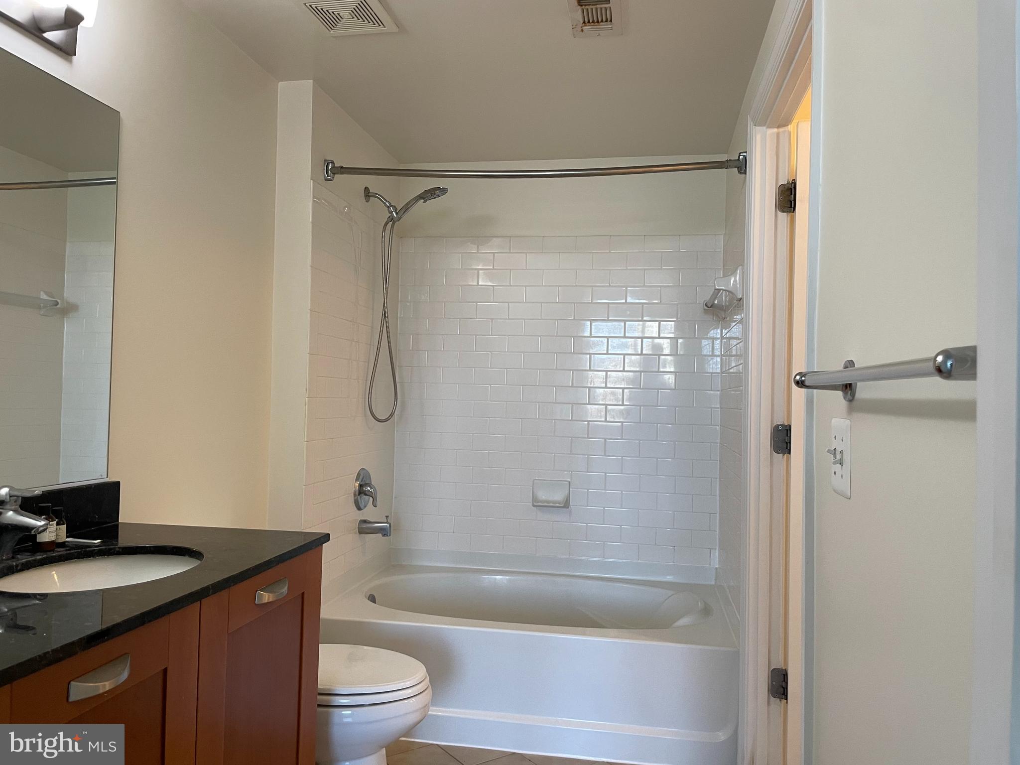 MIDTOWN ALEXANDRIA STATION CONDOMINIUM - Residential Lease