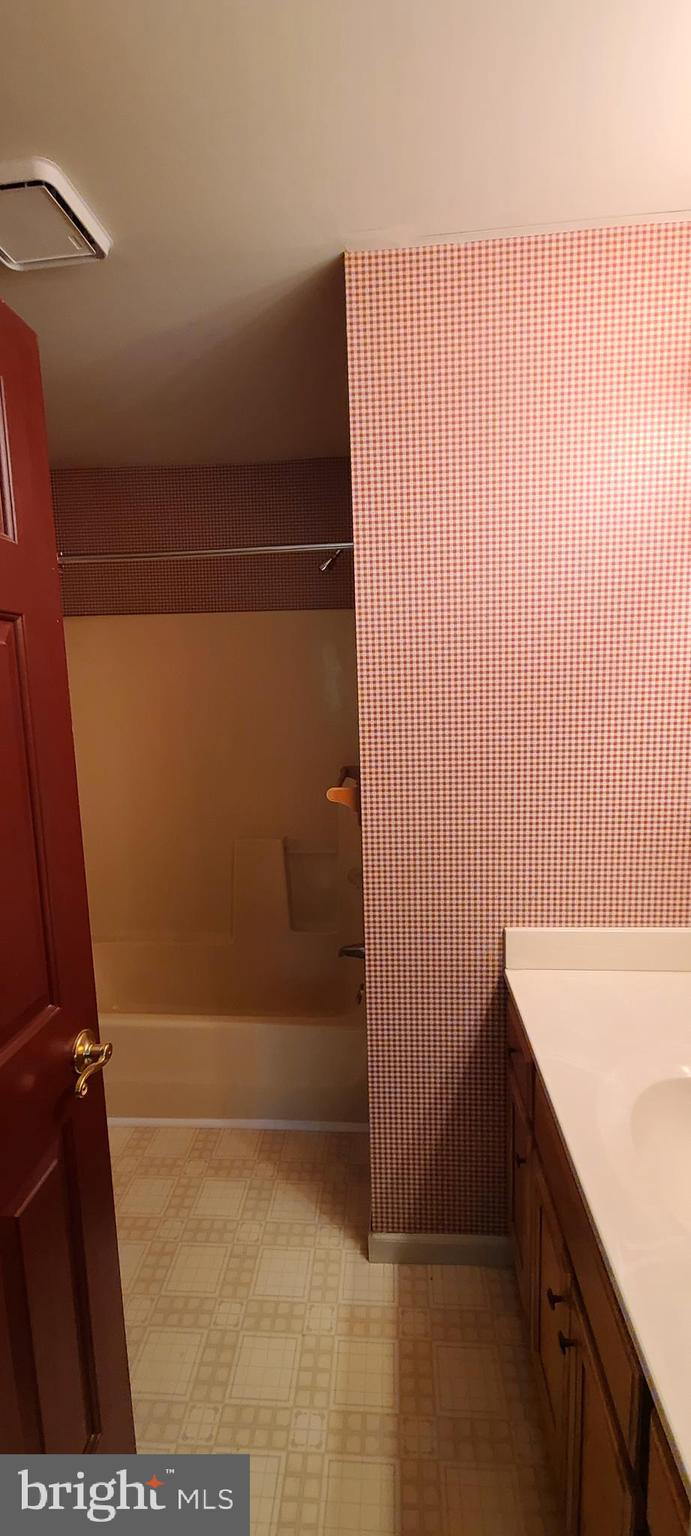 NORTH GATE TOWNE HOMES - Residential Lease