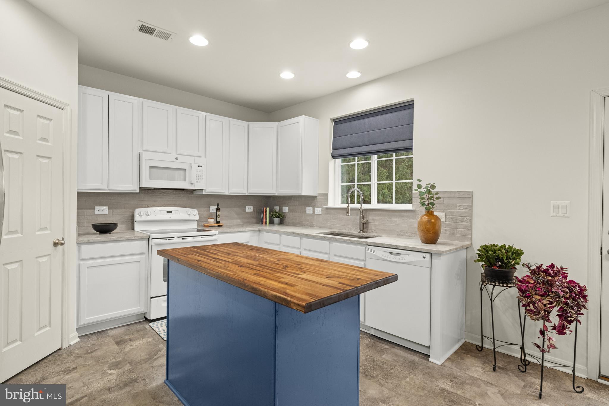 ROLLING HILLS ESTATES - Residential