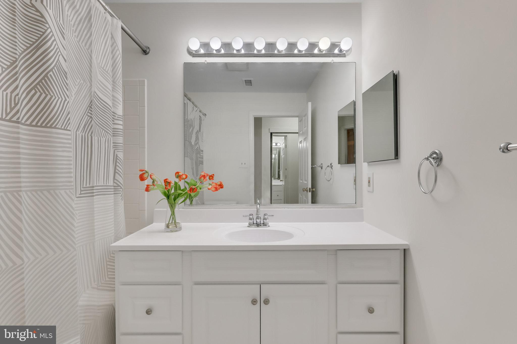 LAKESHORE CONDO - Residential