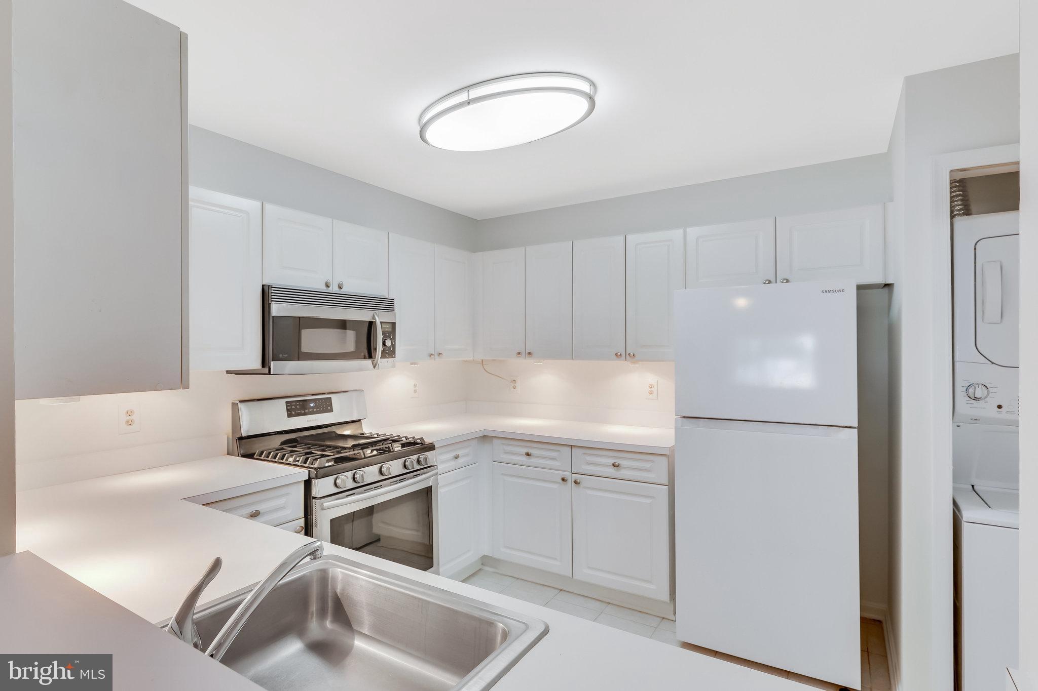 LAKESHORE CONDO - Residential