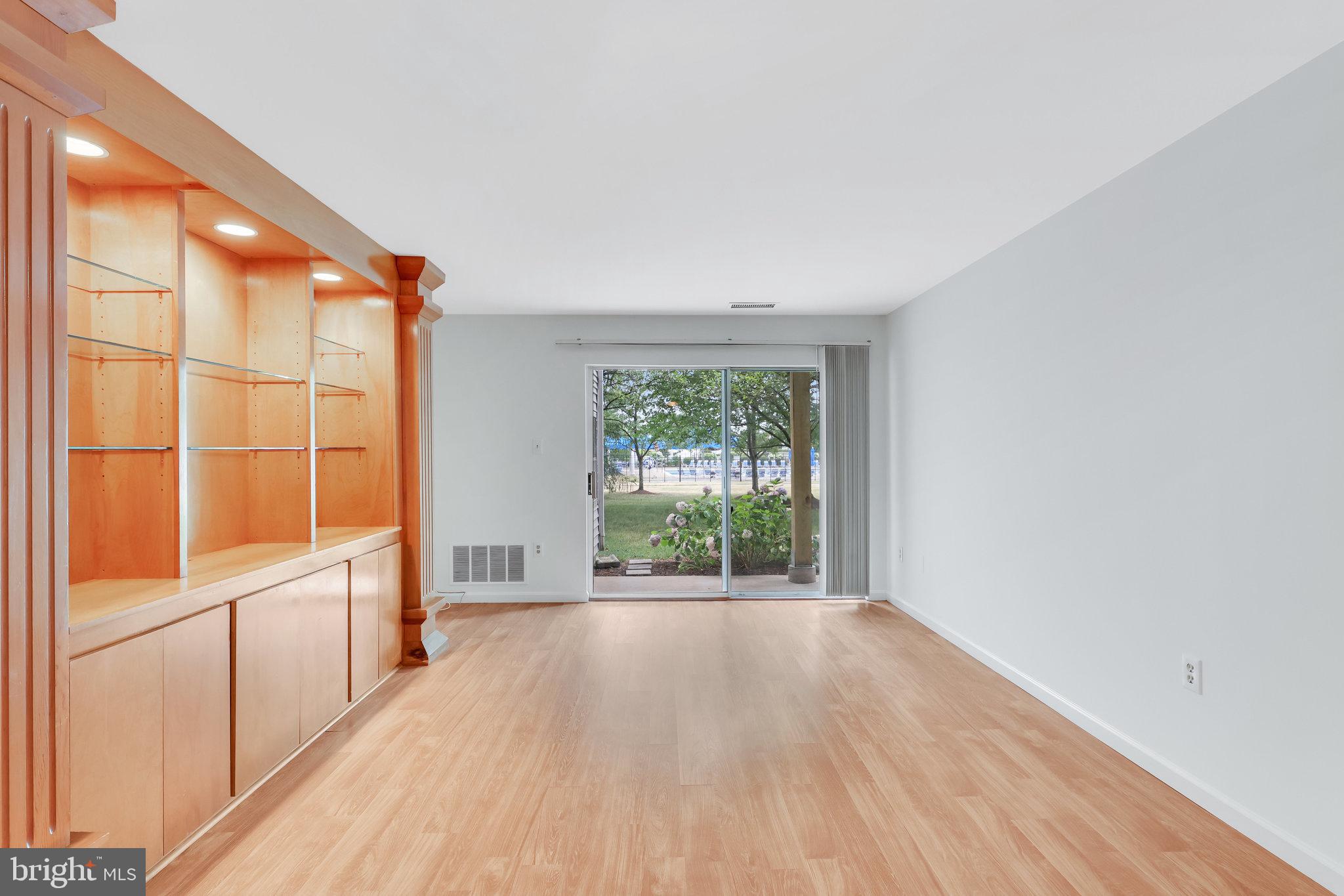 LAKESHORE CONDO - Residential