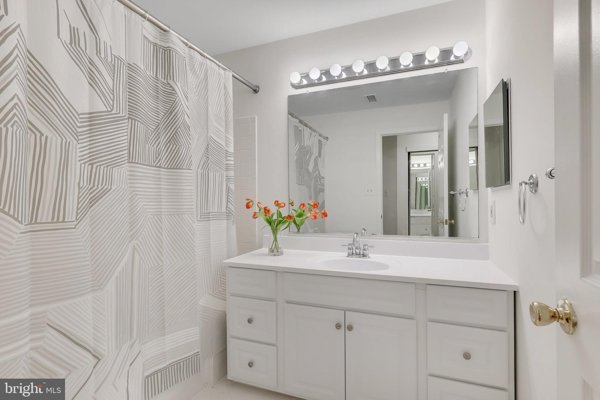 LAKESHORE CONDO - Residential